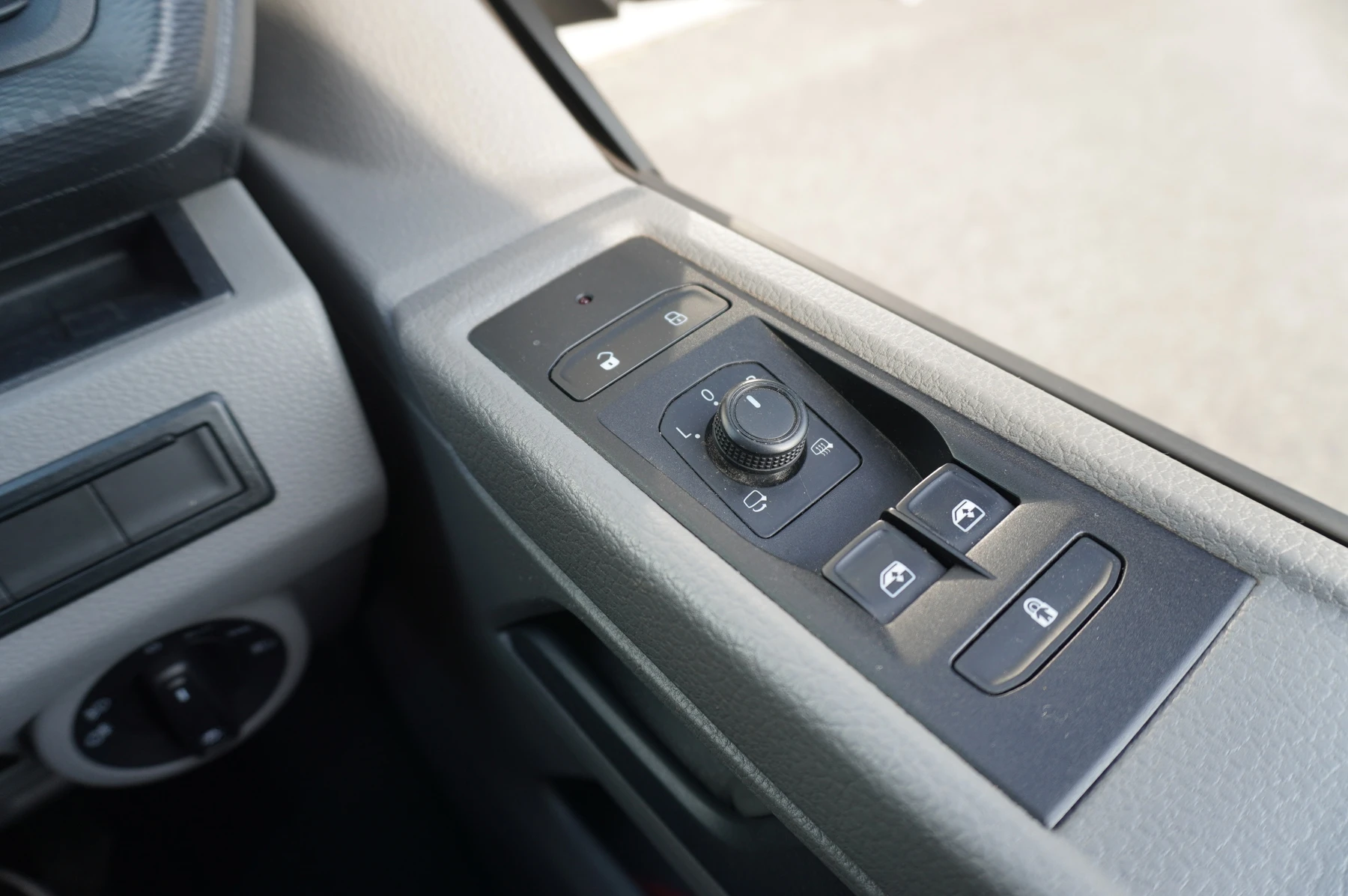 Volkswagen-Transporter-image-33