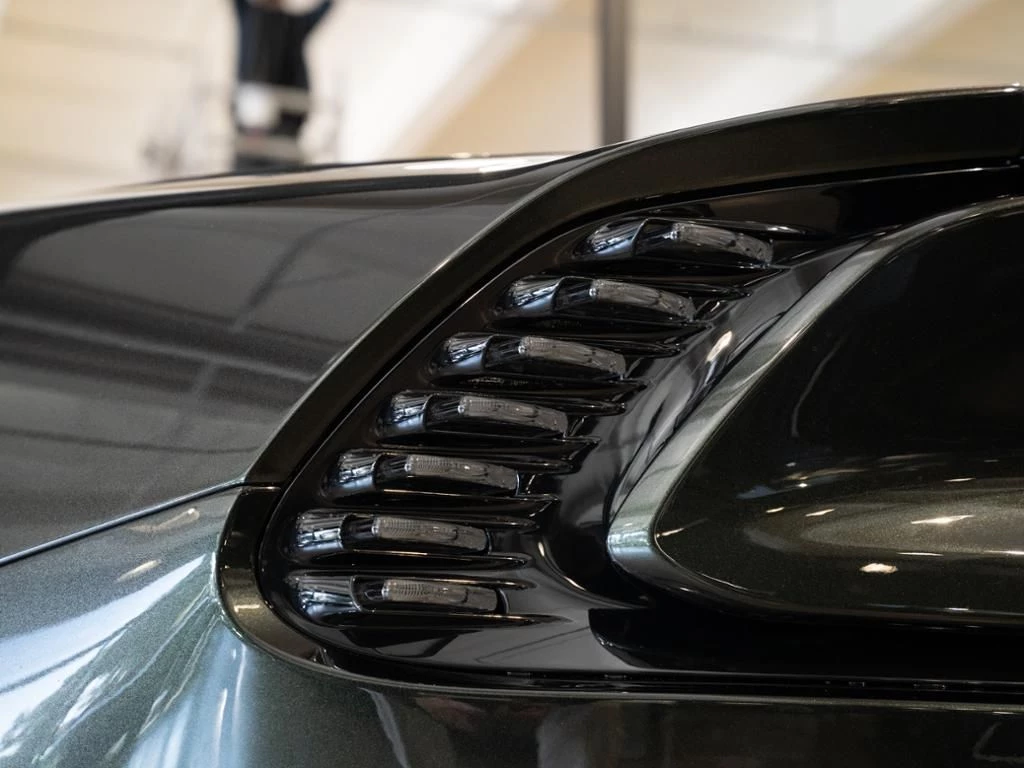 Aston Martin-Vanquish-image-26