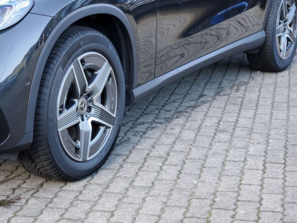 Mercedes-Benz-GLC 300 d-image-6