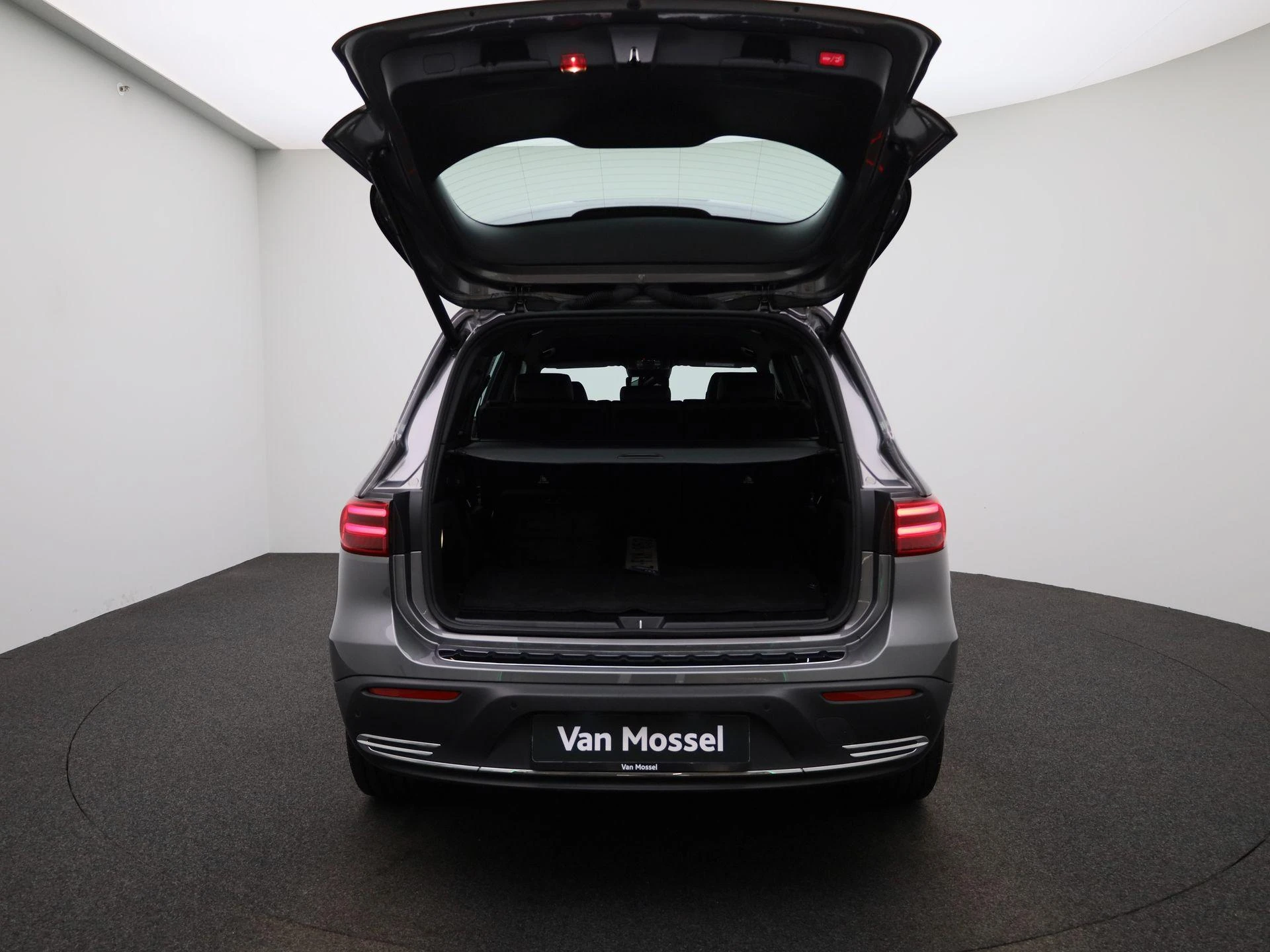 Mercedes-Benz-EQB-image-10