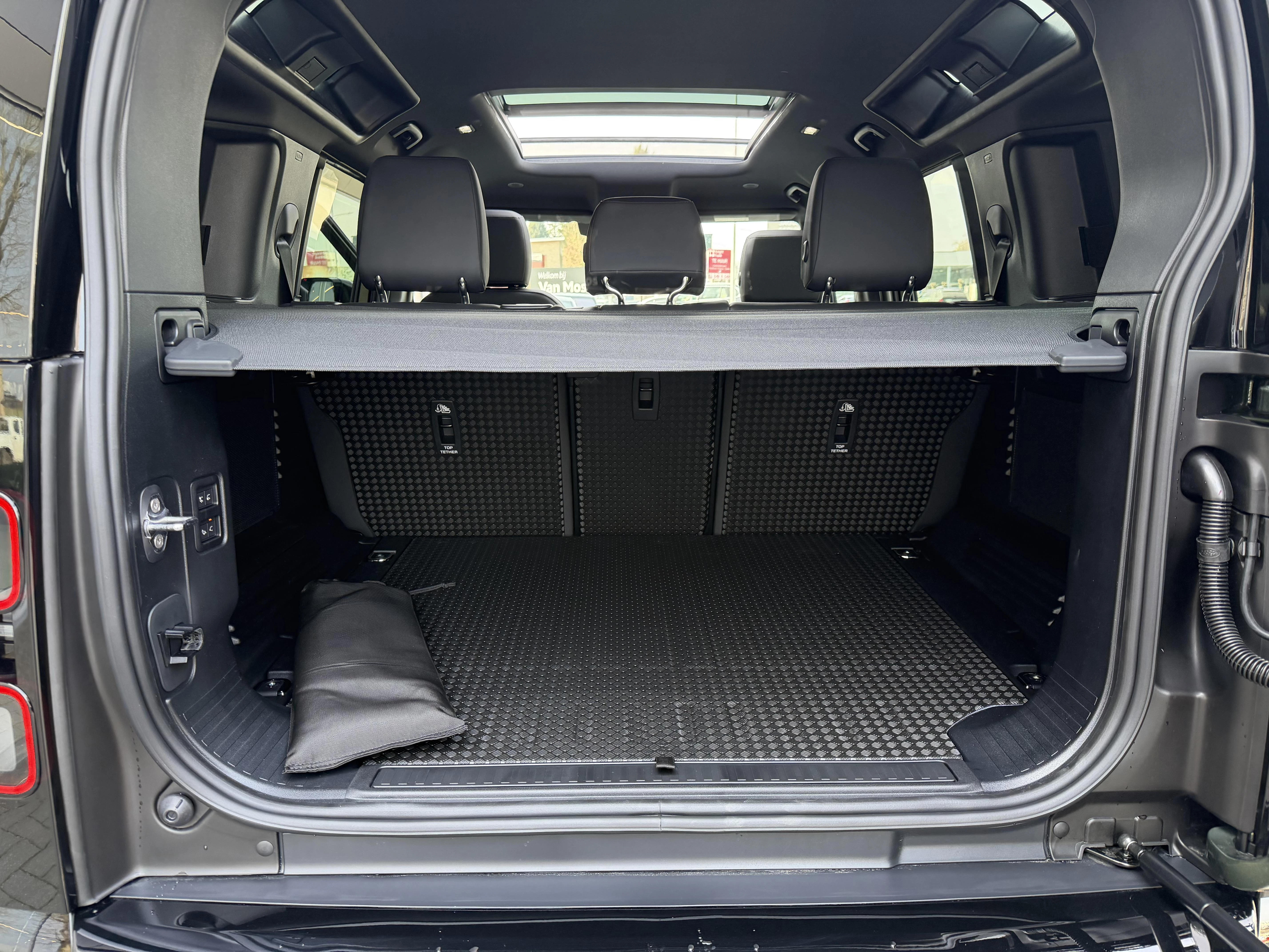 Land Rover Defender 110 D250 X-Dynamic SE AWD Auto. 26MY