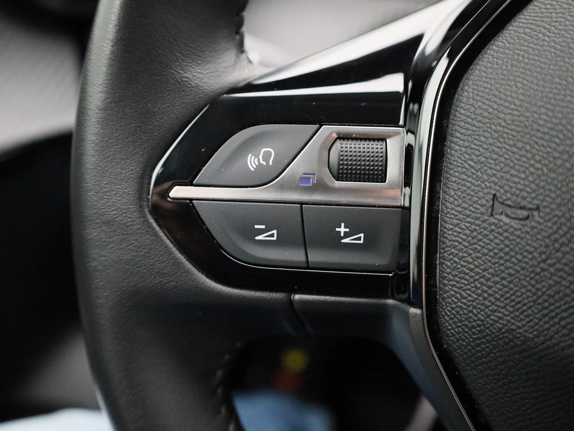 Peugeot-e-208-image-21