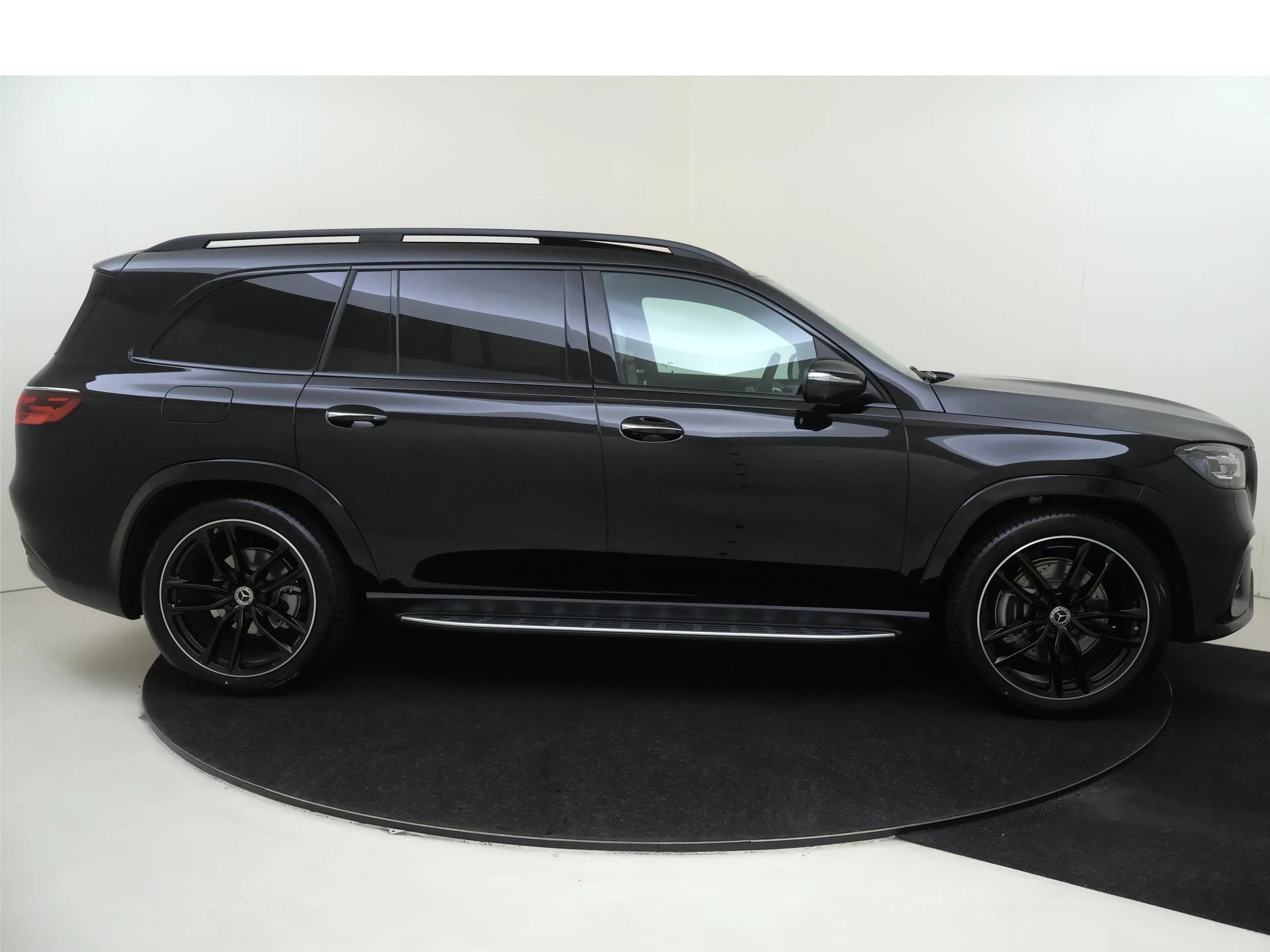 Mercedes-Benz-GLS-image-10