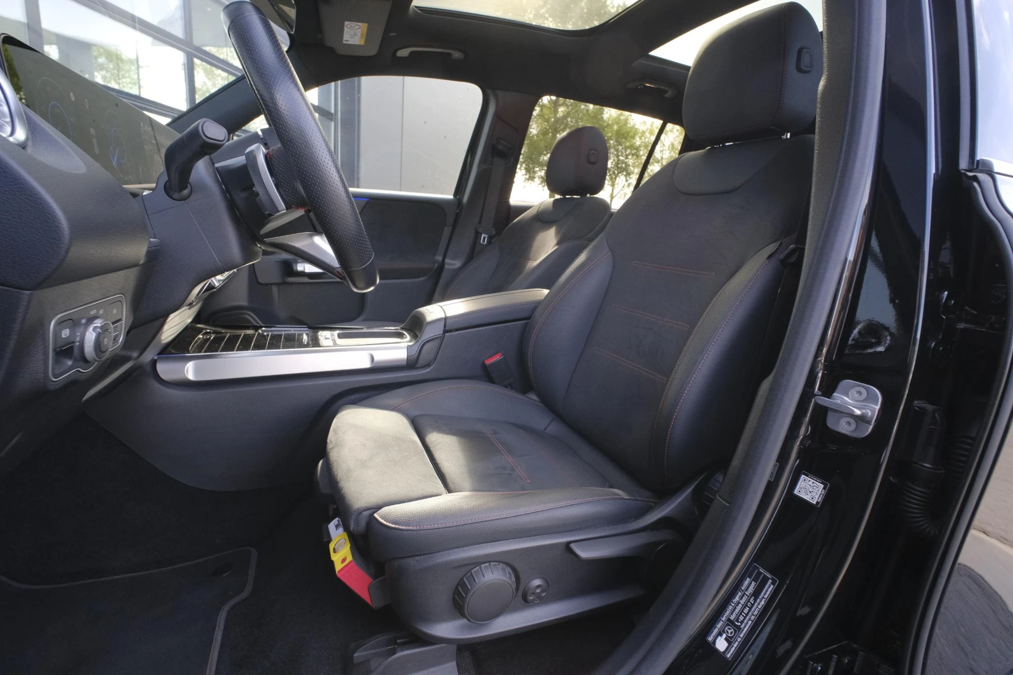 Mercedes-Benz-EQB-image-23