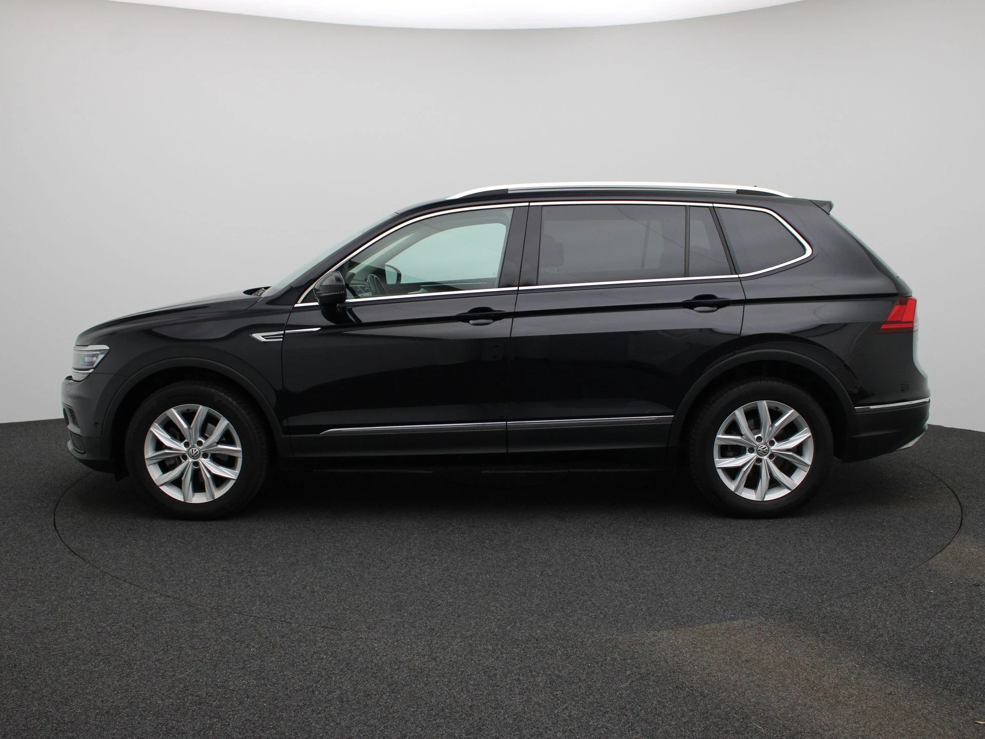 Volkswagen-Tiguan Allspace-image-3
