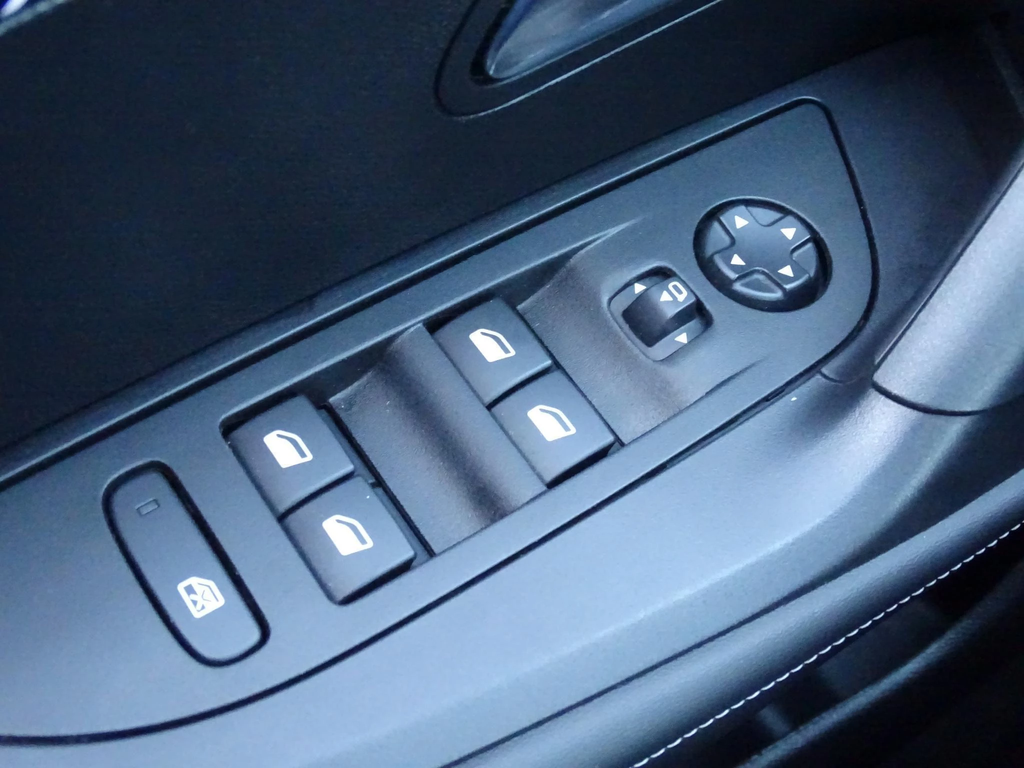 Peugeot 2008 1.2 HYBRID 145 e-DSC6 Allure