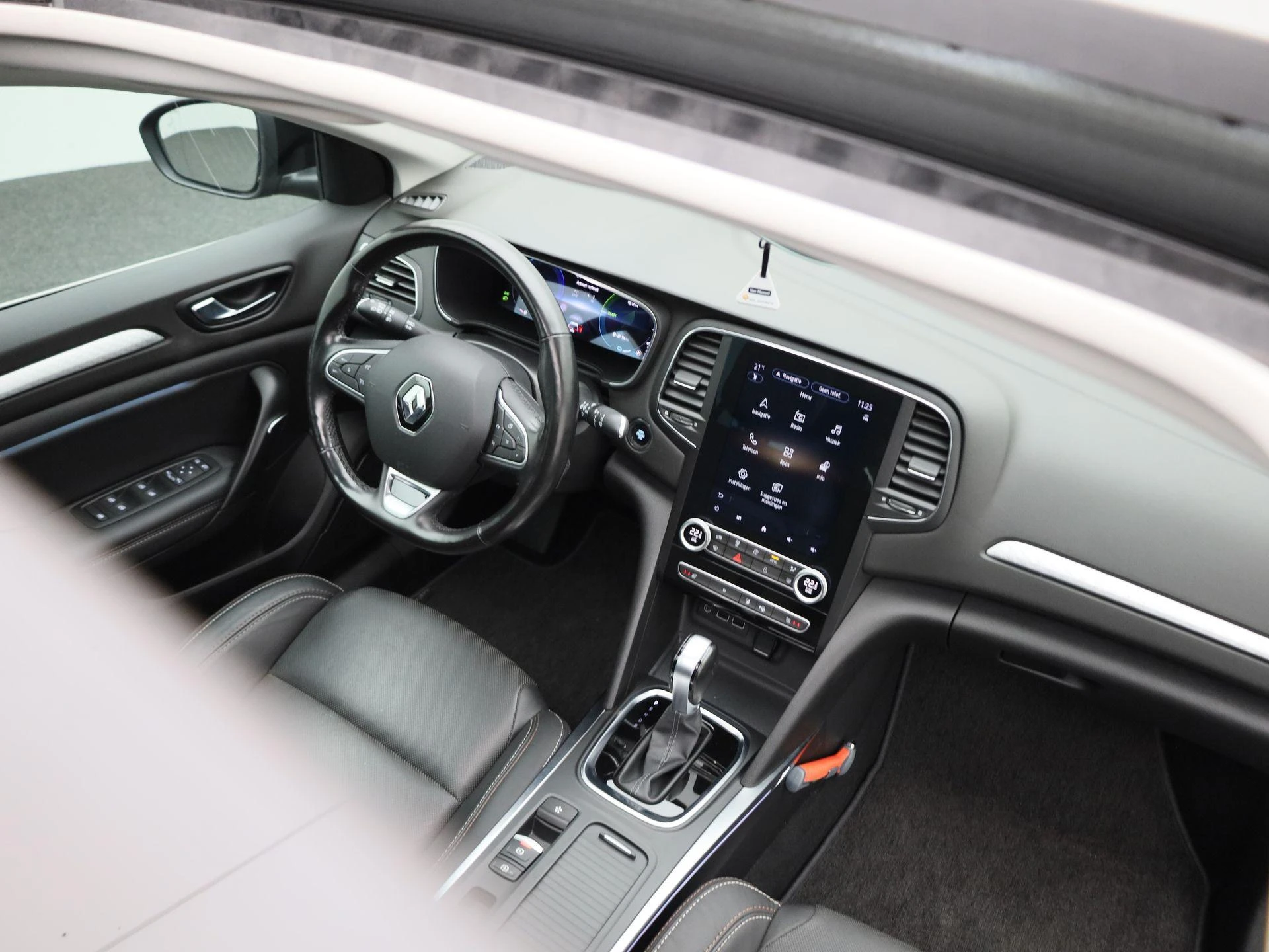 Renault-Megane E-Tech-image-35