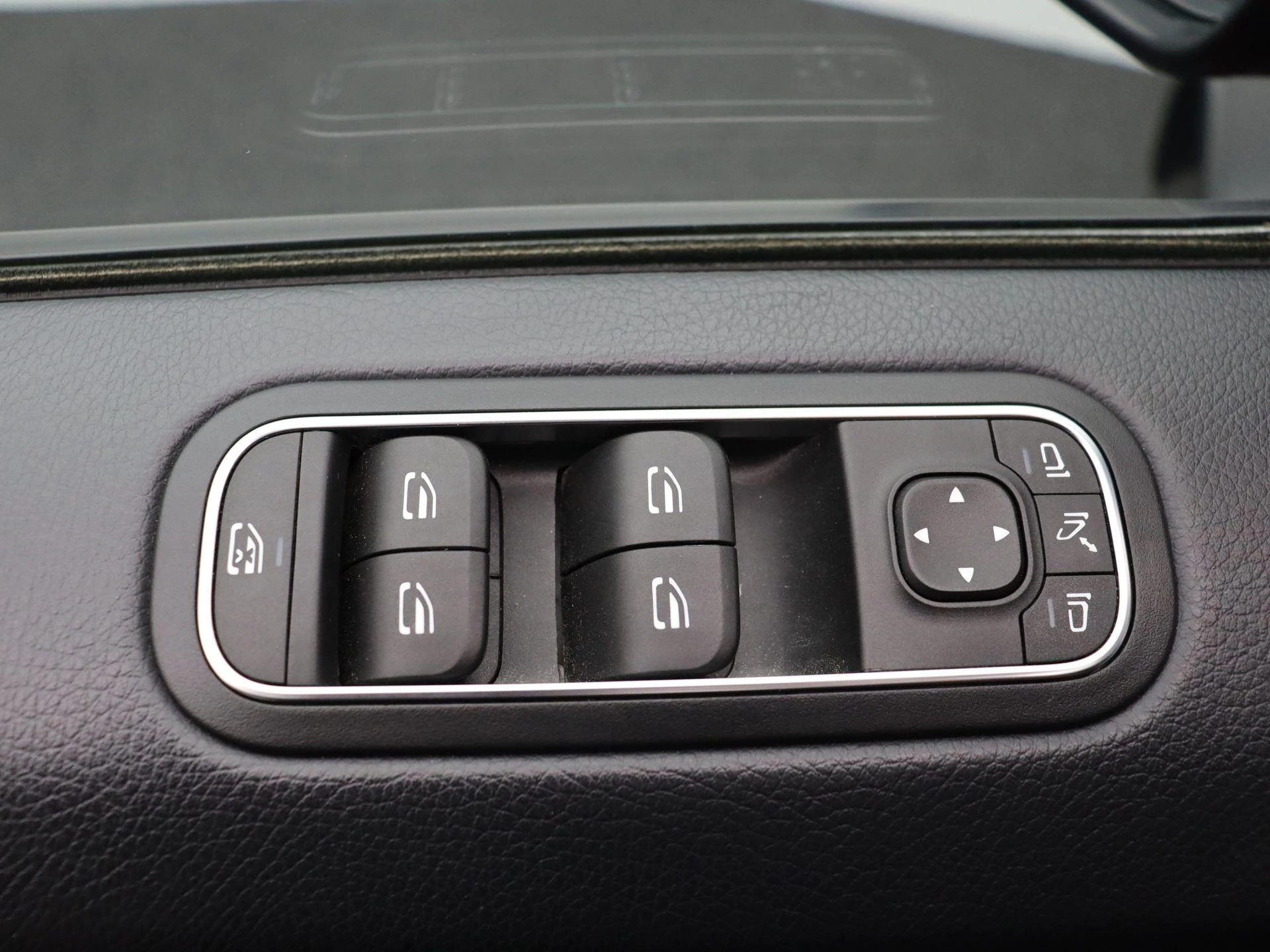 Mercedes-Benz-G-Klasse-image-8