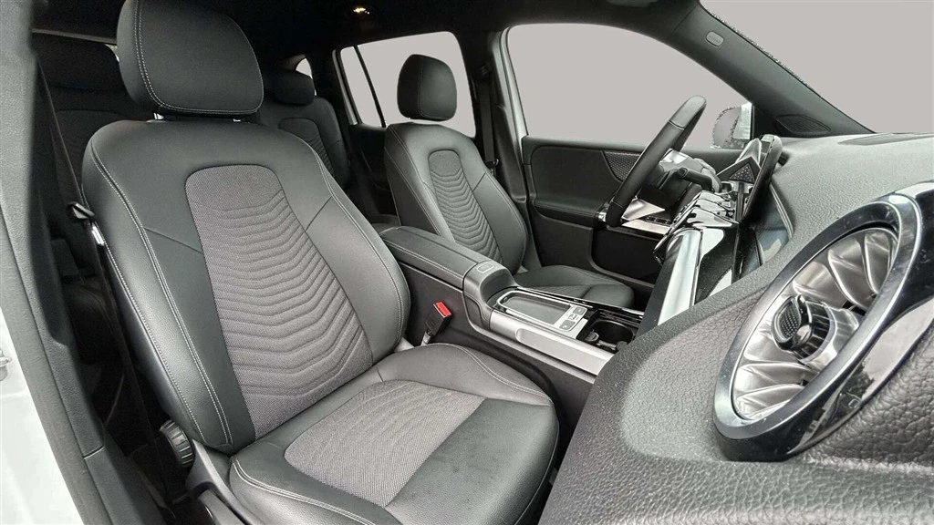 Mercedes-Benz-EQB-image-18