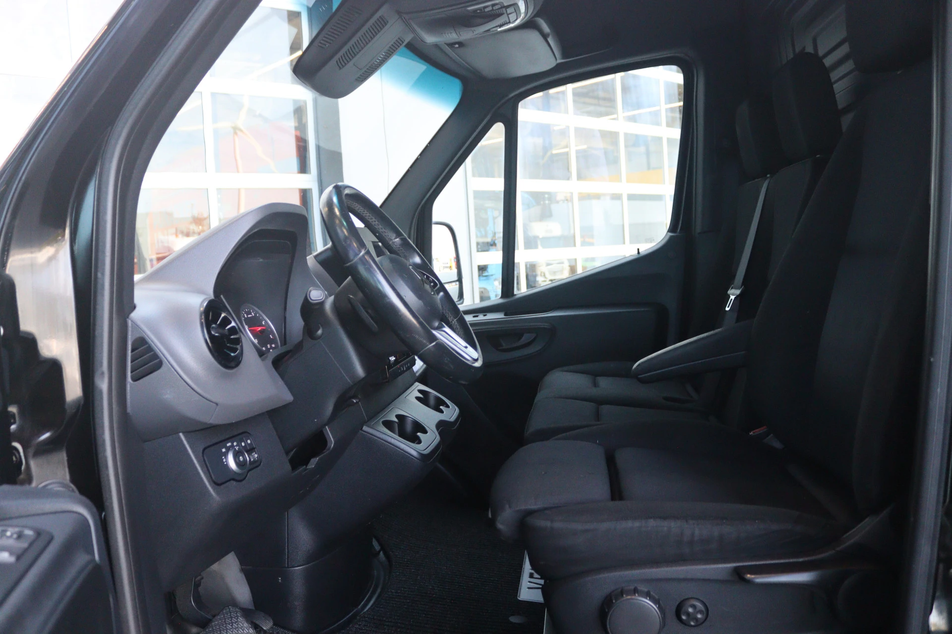 Mercedes-Benz-Sprinter-image-4