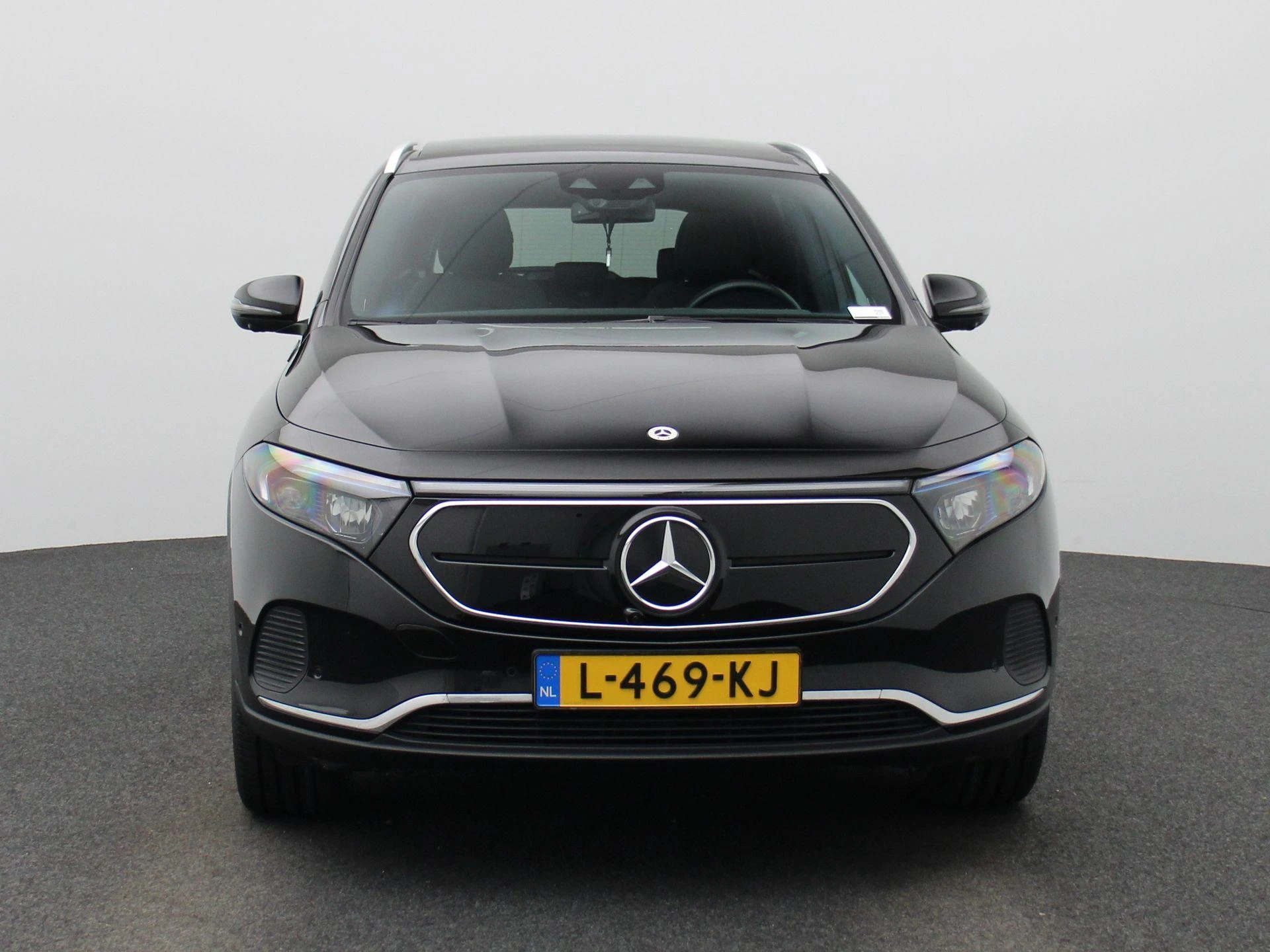 Mercedes-Benz-EQA-image-2