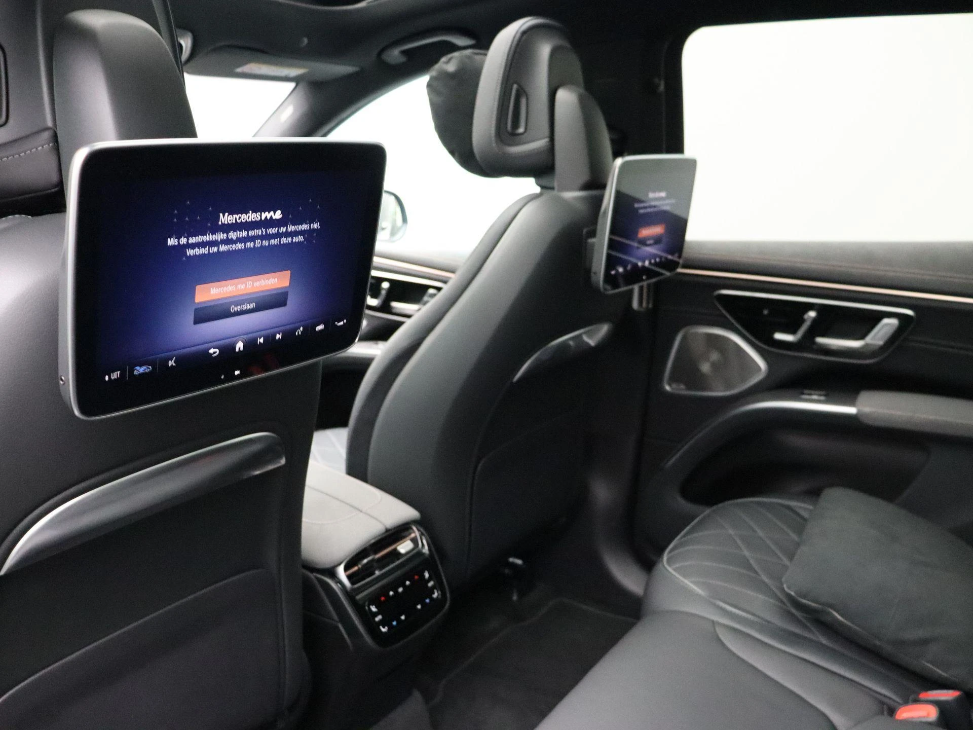 Mercedes-Benz-EQS-image-25