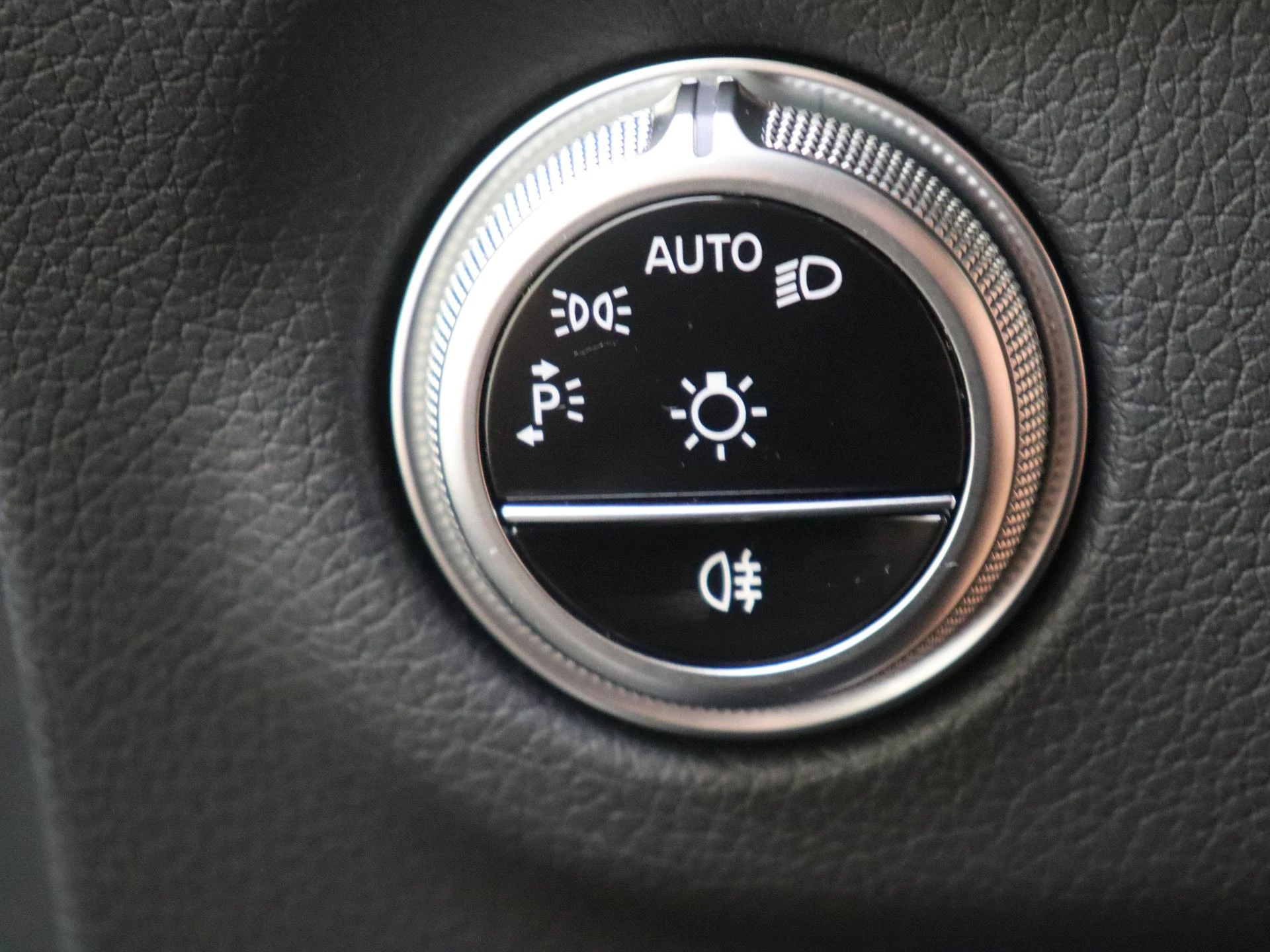 Mercedes-Benz-EQS-image-24
