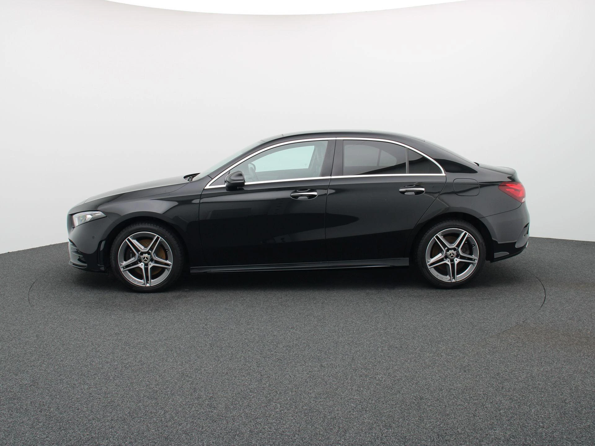 Mercedes-Benz A-Klasse 250 e Sedan AMG Line + PANO DAK + MULTIBEAM LED + CARPLAY +