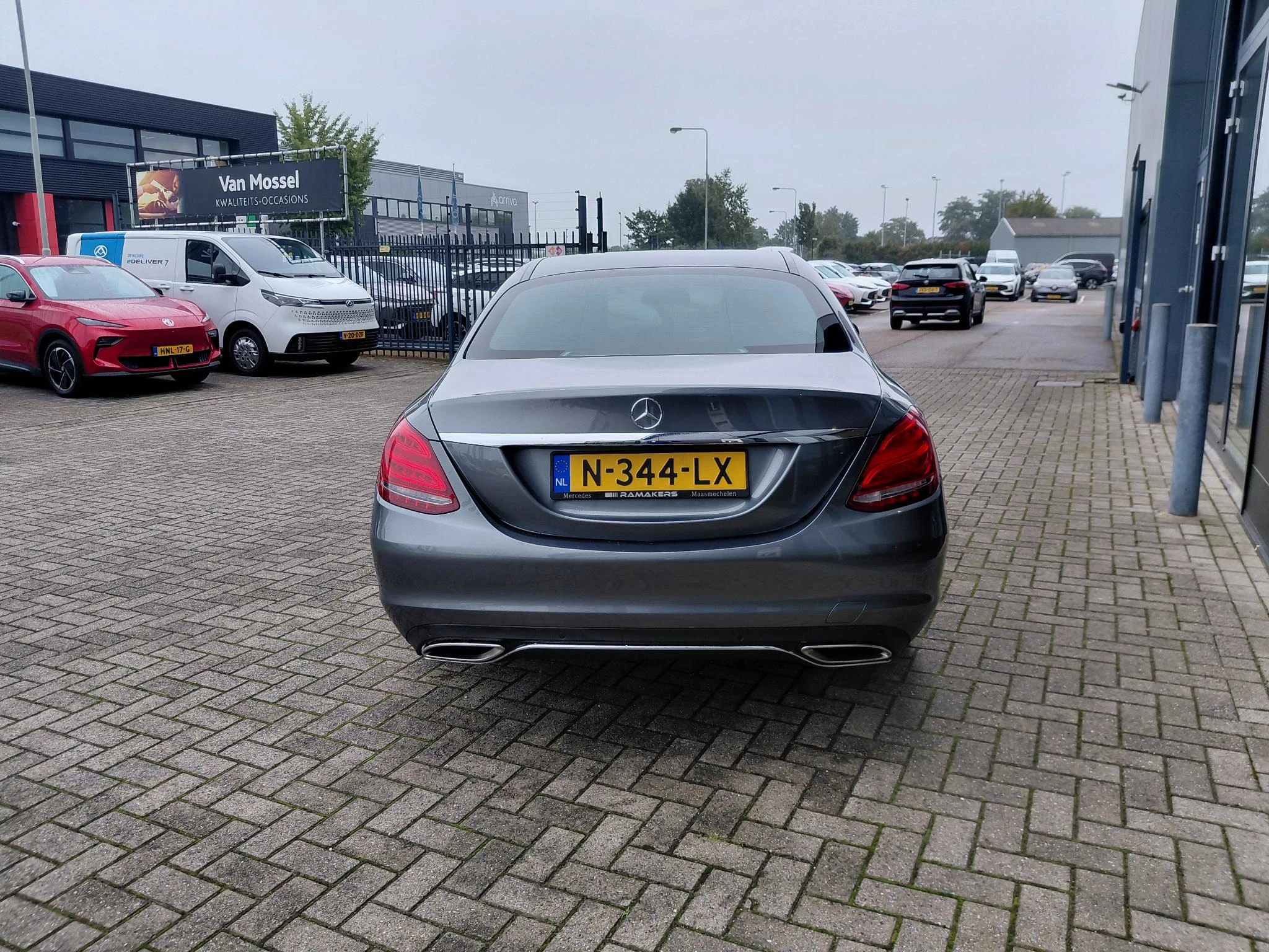 Mercedes-Benz-C-Klasse-image-5
