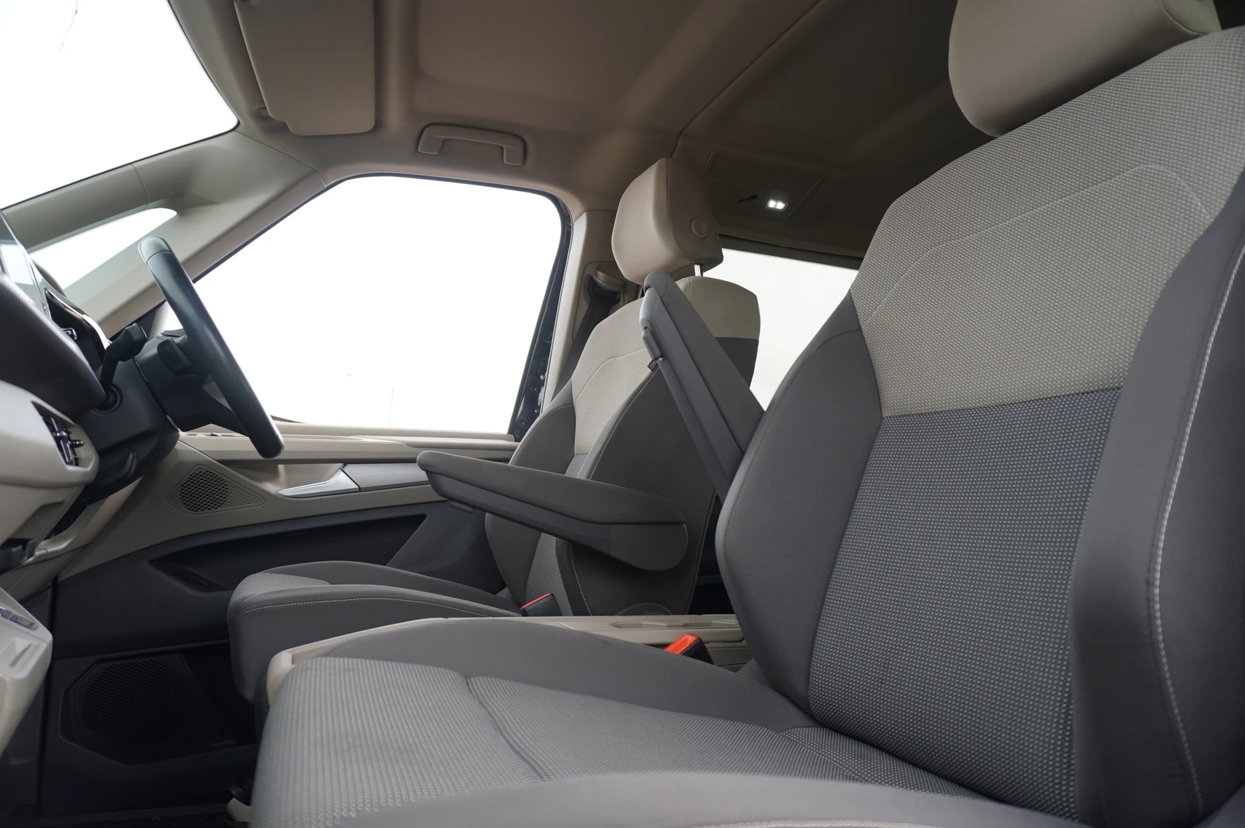 Volkswagen-Multivan-image-9