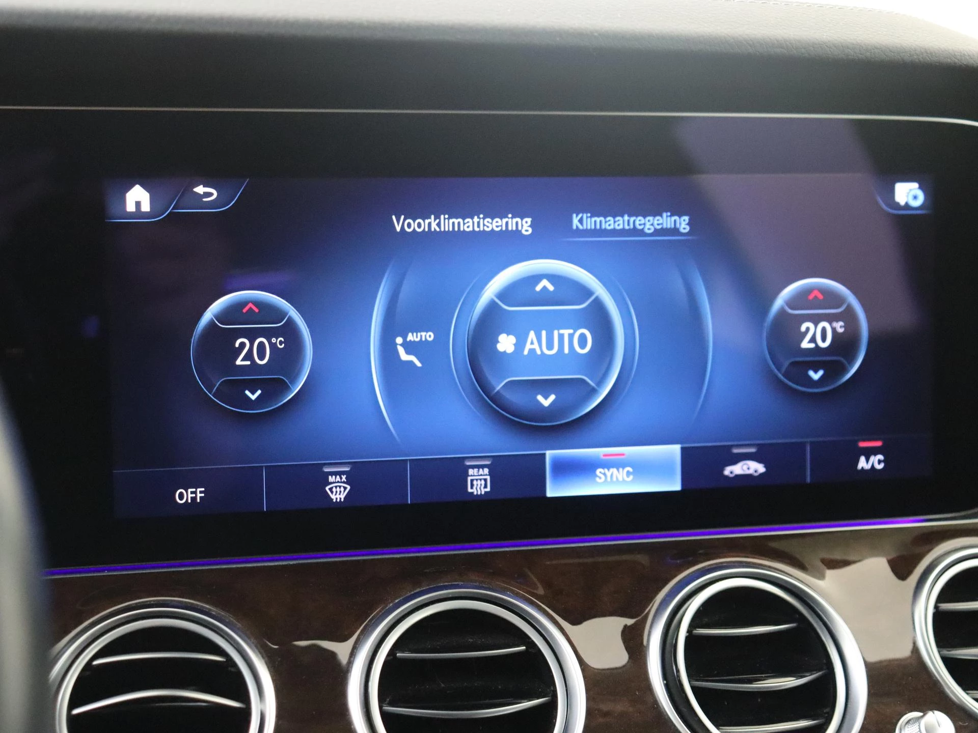 Mercedes-Benz-E-Klasse-image-17