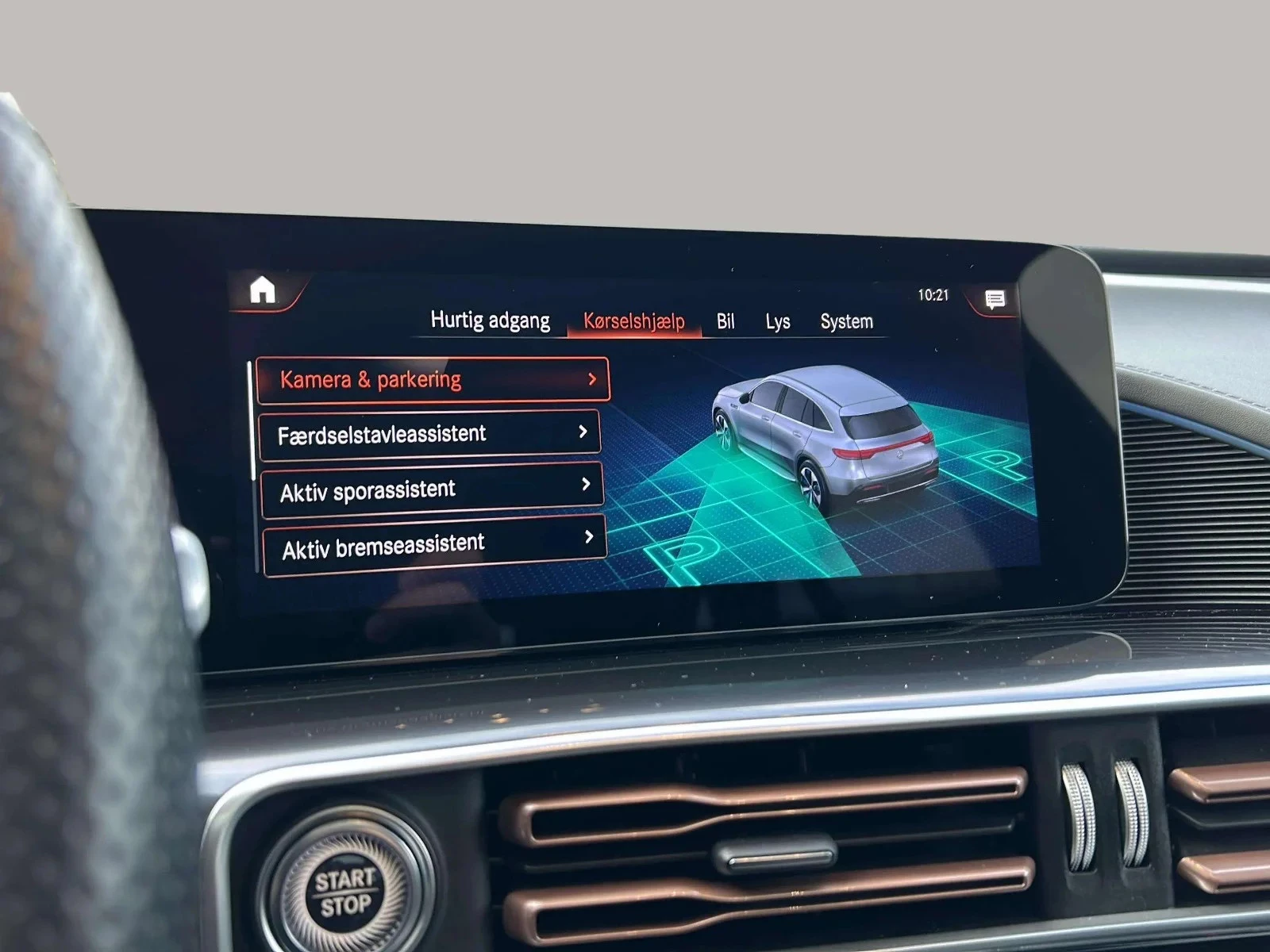 Mercedes-Benz-EQC-image-17