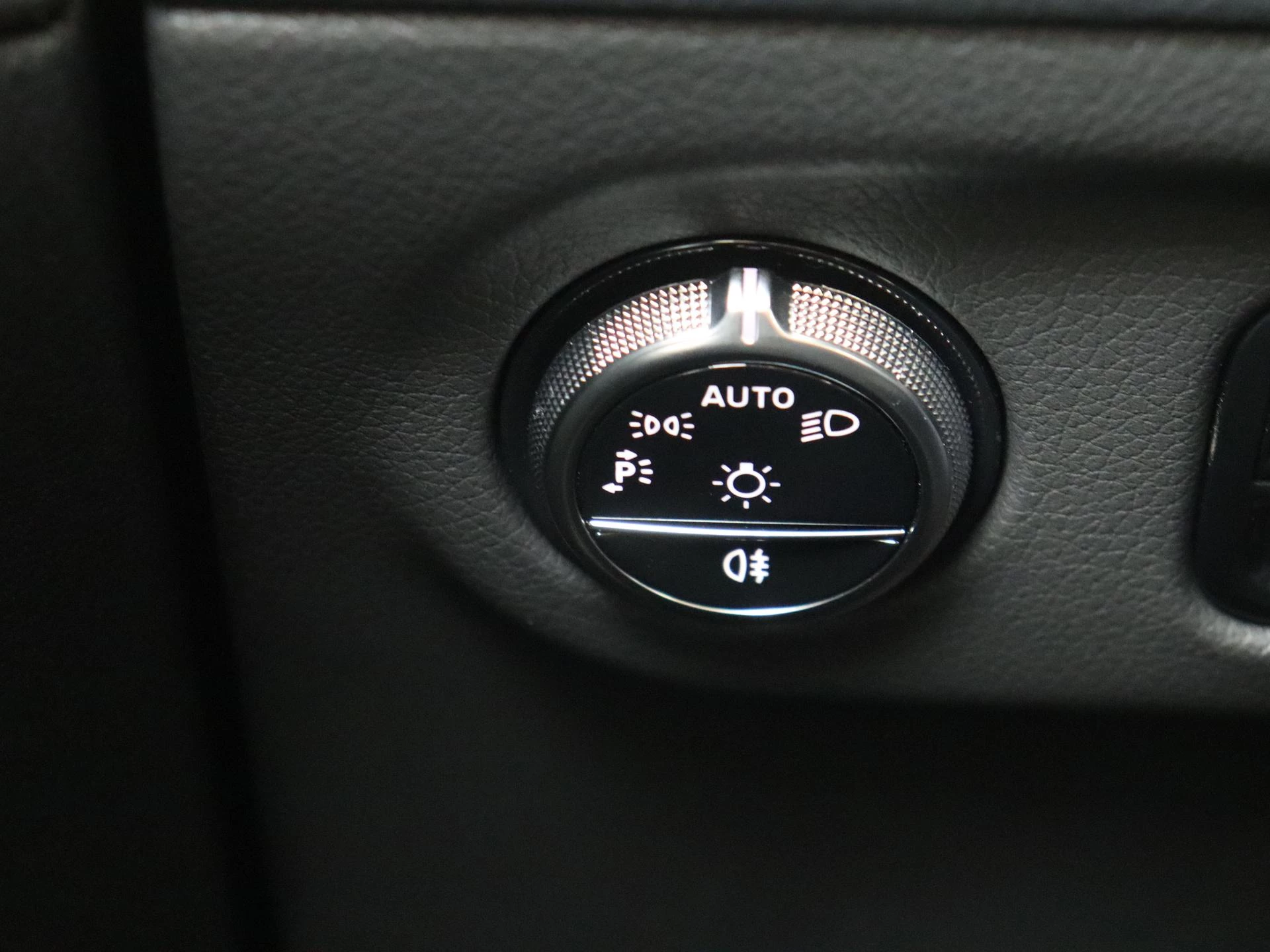 Mercedes-Benz-EQE-image-28