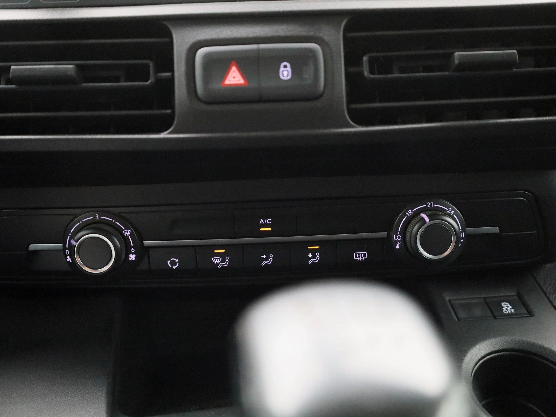 Opel-Combo Life-image-16
