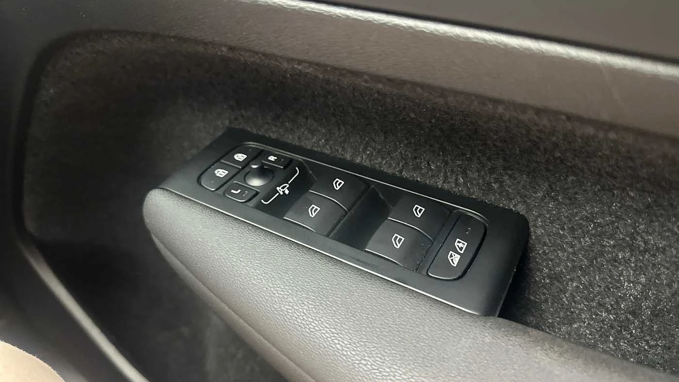 Volvo-EX40-image-37