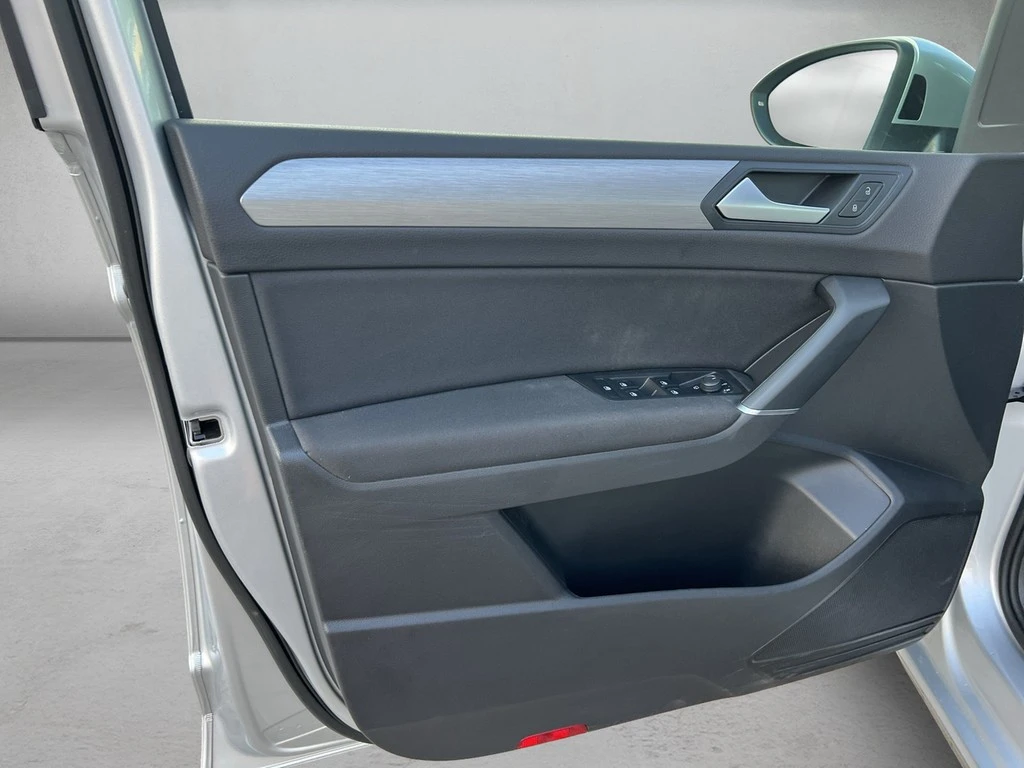Volkswagen-Touran-image-5