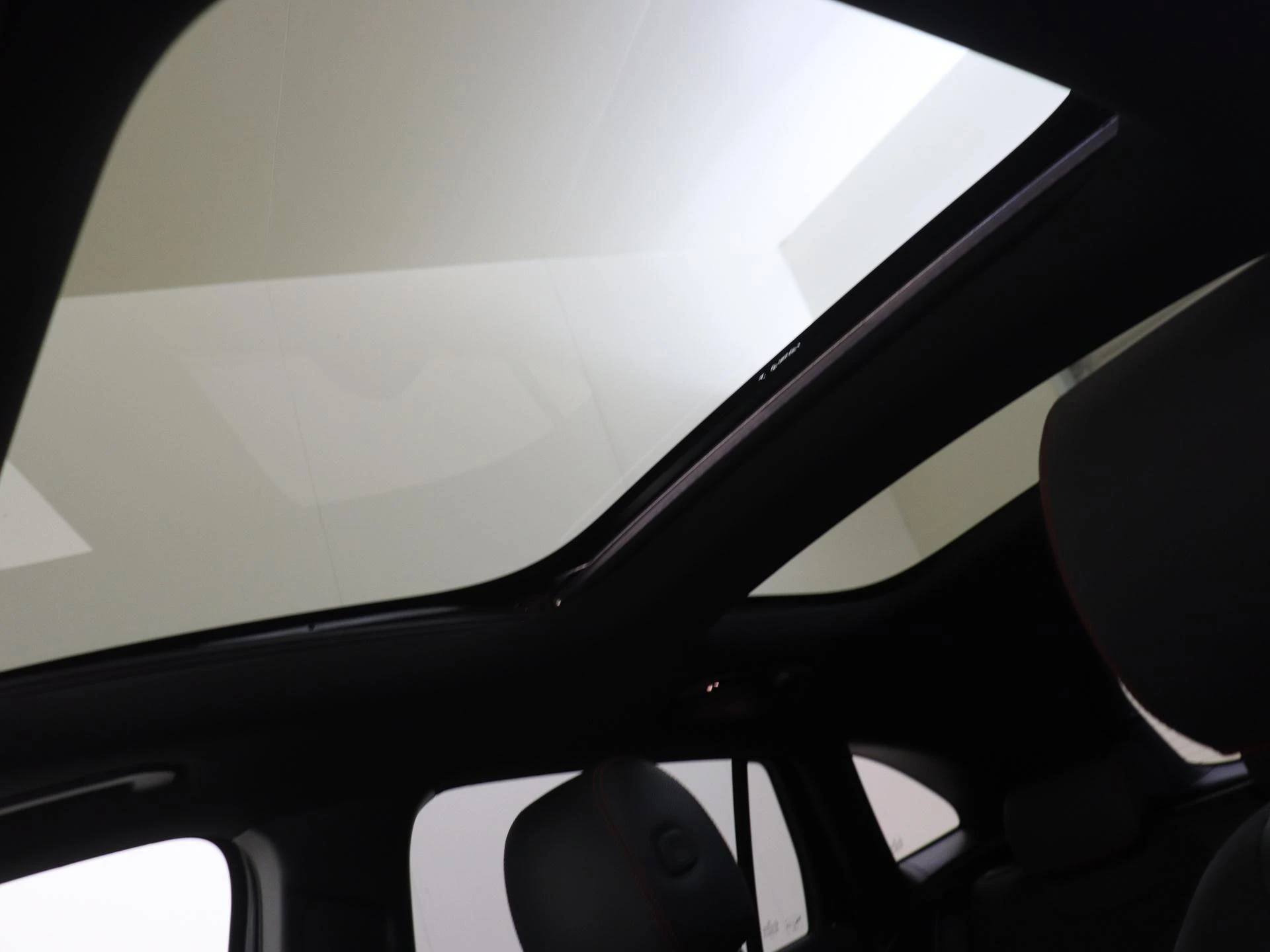 Mercedes-Benz-GLA-image-28