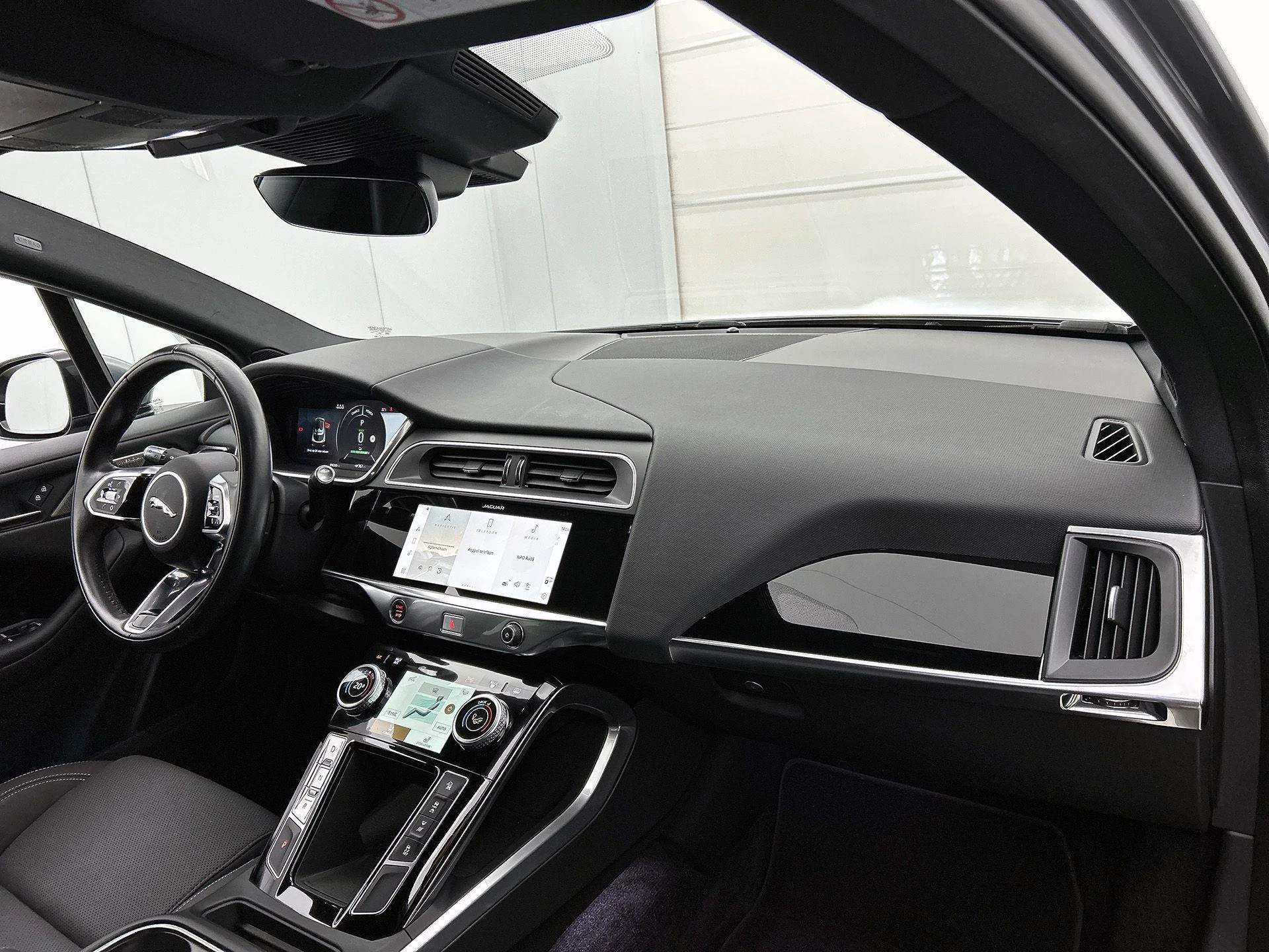 Jaguar-I-PACE-image-19