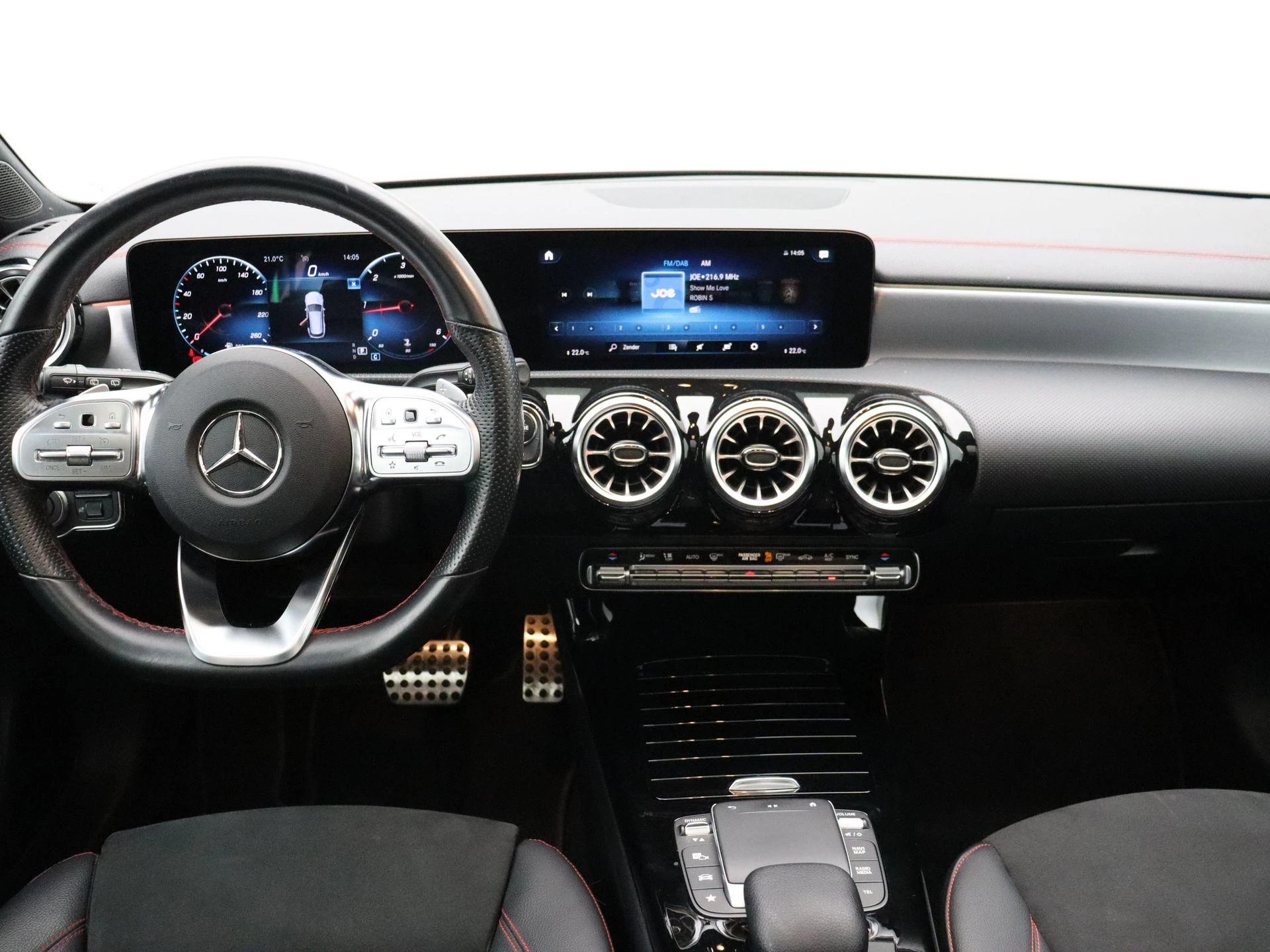 Mercedes-Benz CLA 200 d Shooting Brake + AMG LINE + PANO DAK + TREKHAAK +