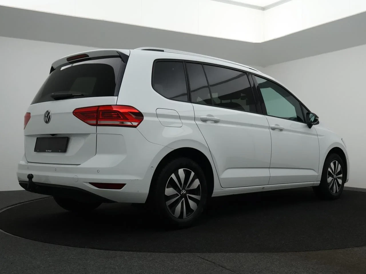Volkswagen-Touran-image-1