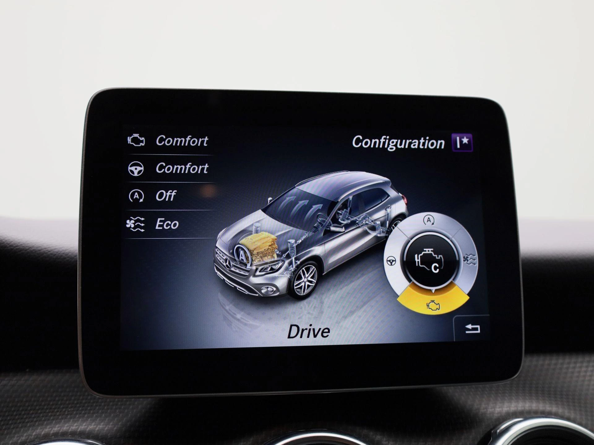 Mercedes-Benz-GLA-image-27