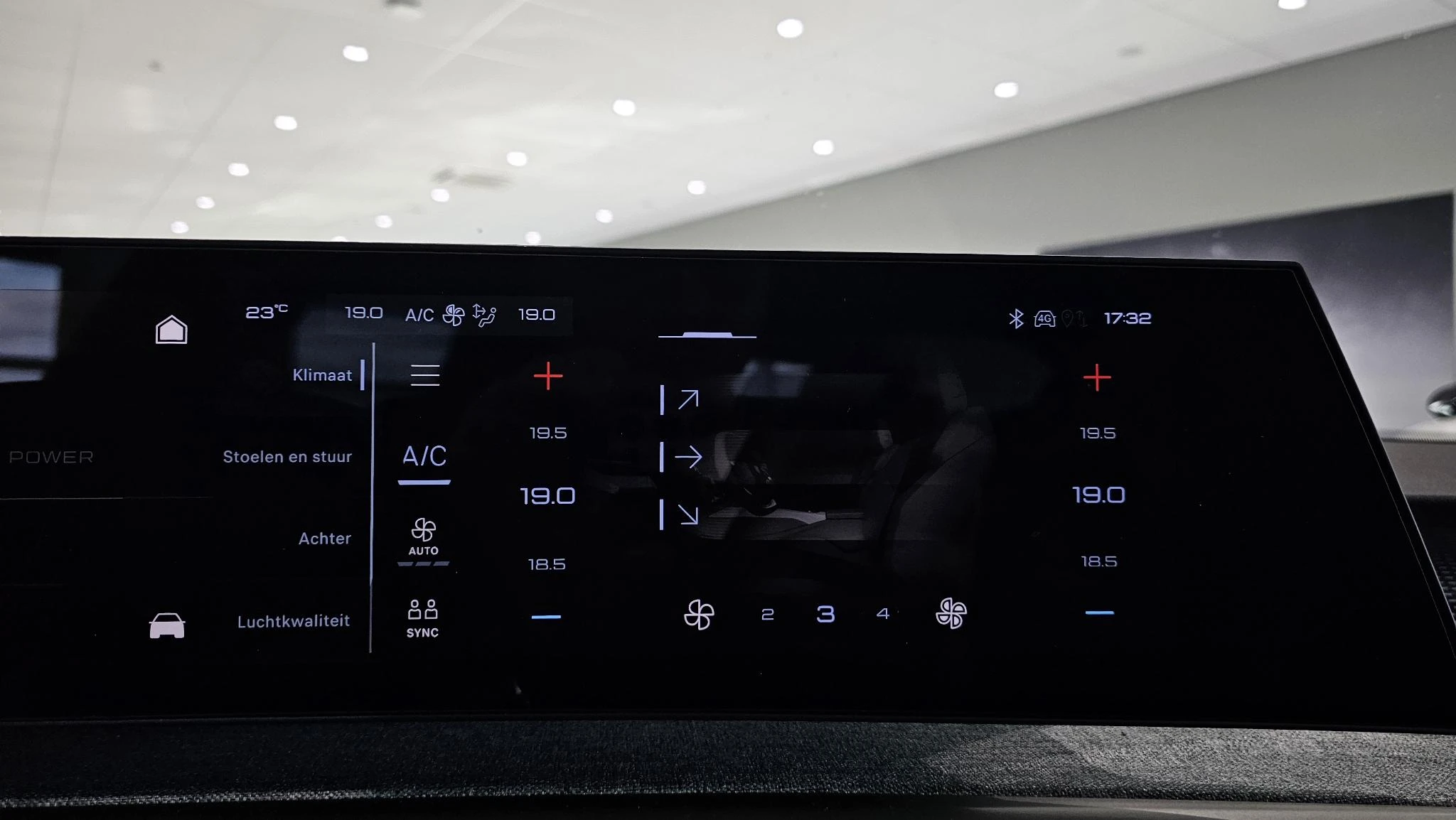 Peugeot-e-5008-image-12