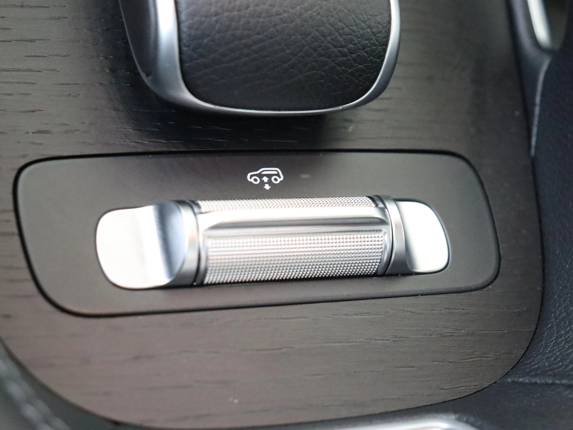 Mercedes-Benz-GLS-image-25