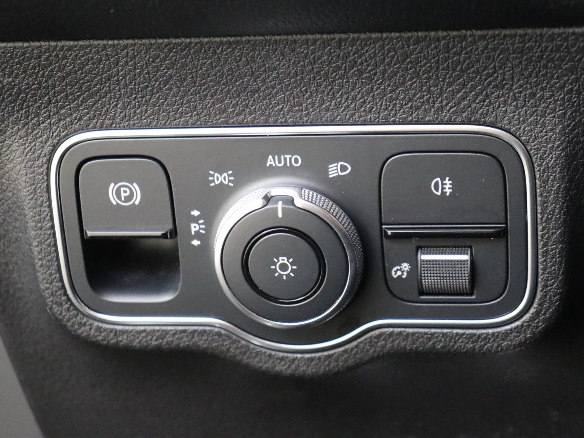Mercedes-Benz-EQB-image-24