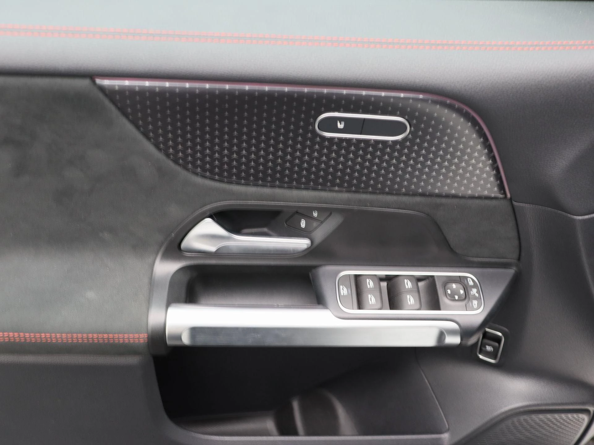 Mercedes-Benz-EQB-image-8