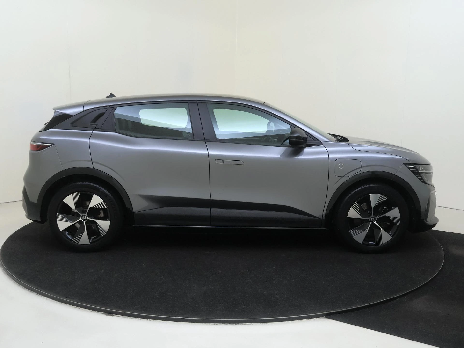 Renault-Megane E-Tech-image-8
