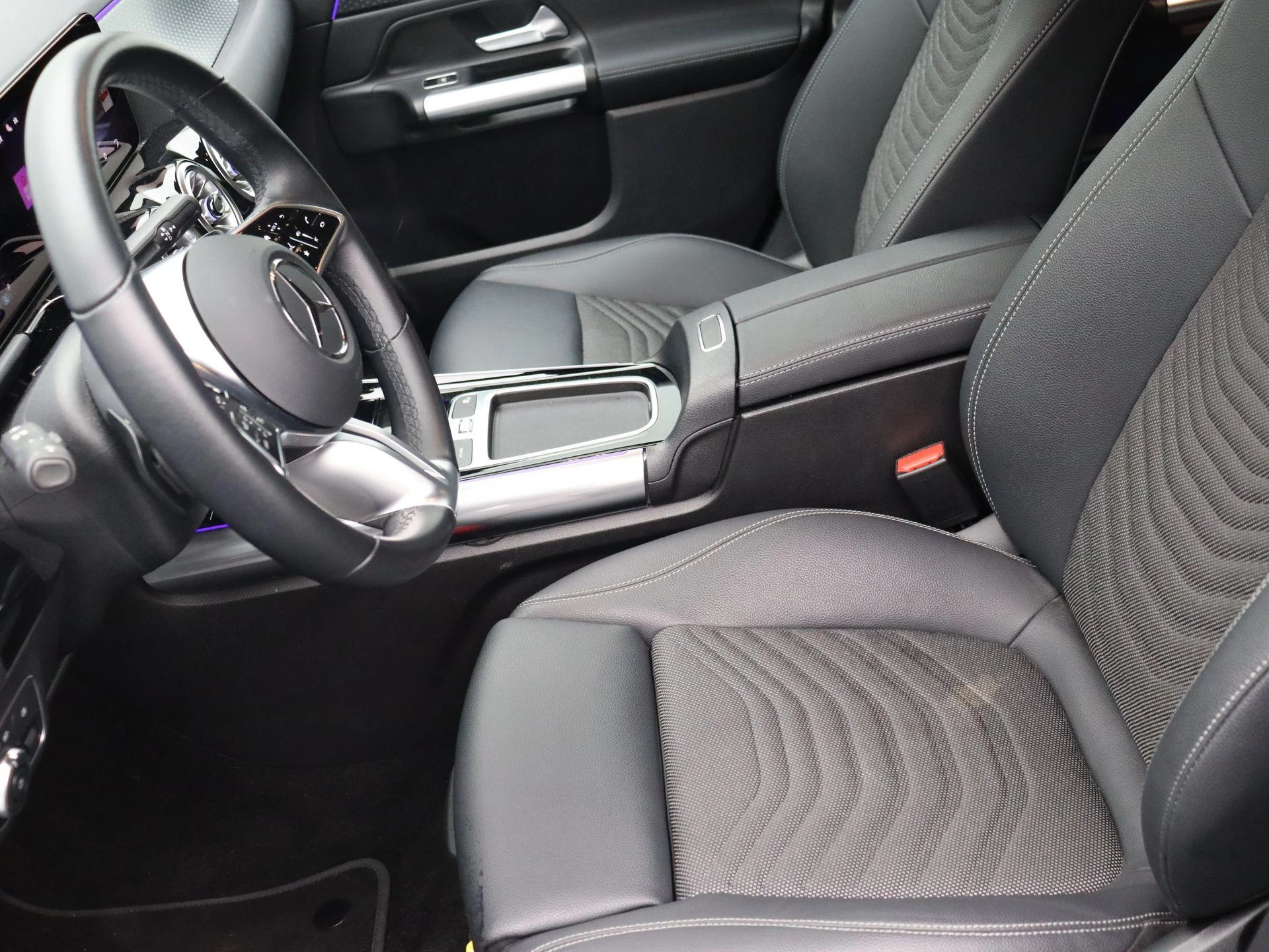 Mercedes-Benz EQA 250+ Business Line + CARPLAY + LED + CAMERA +