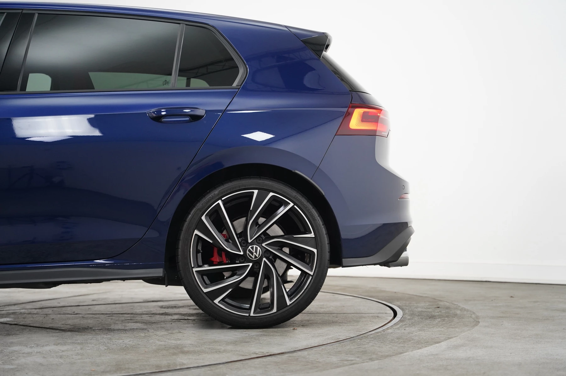 Volkswagen-Golf-image-27