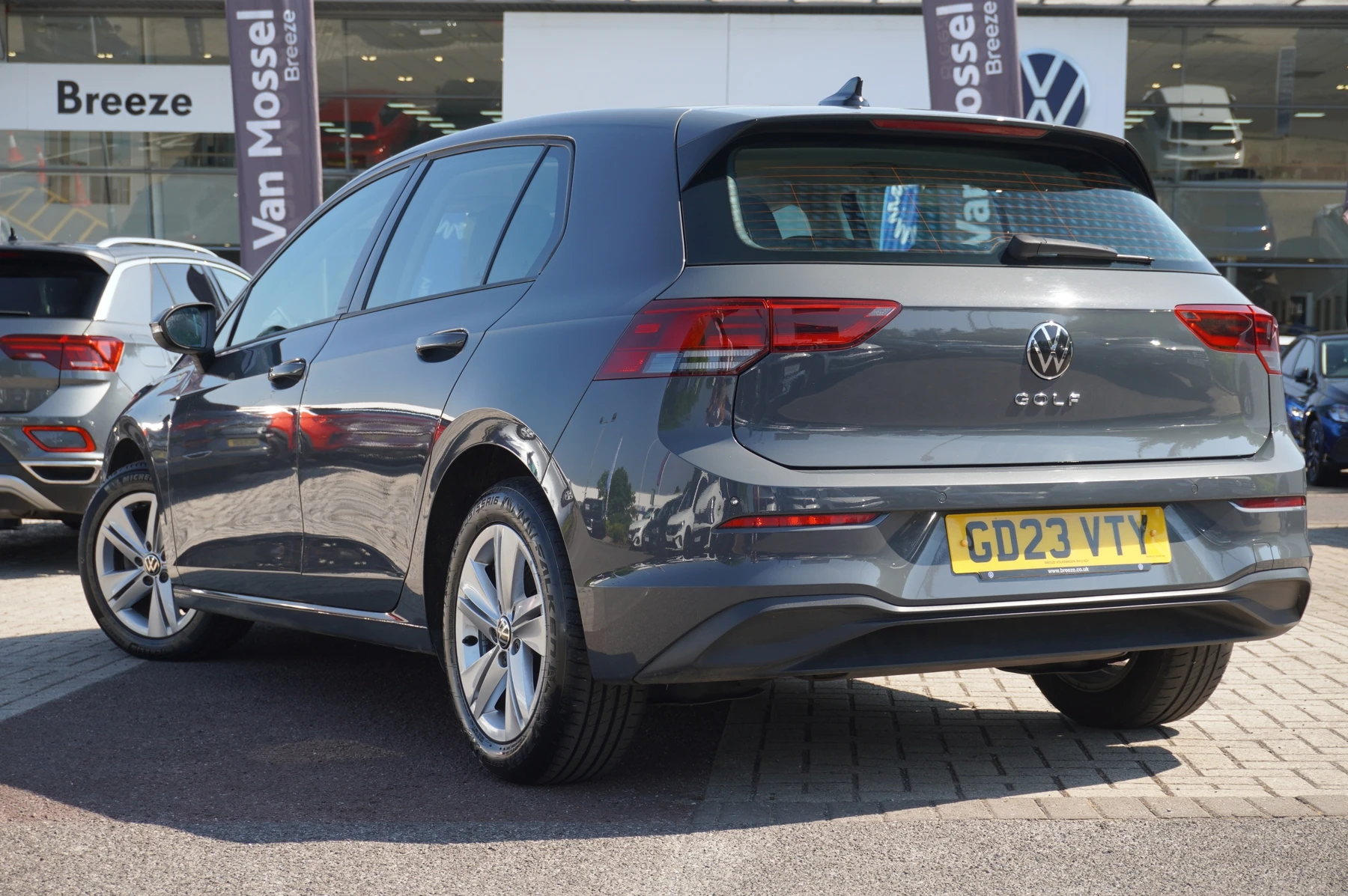 Volkswagen-Golf-image-2
