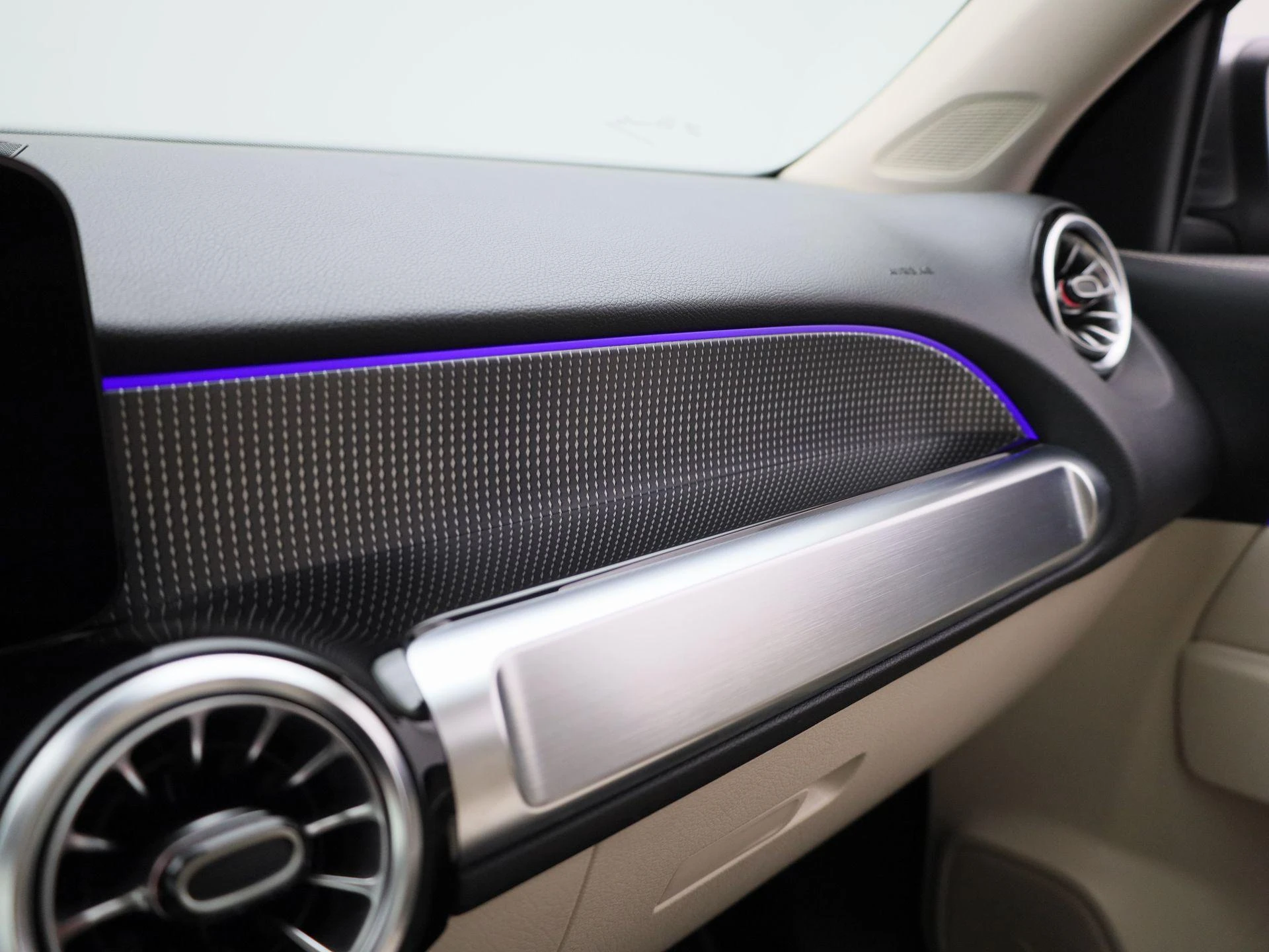 Mercedes-Benz-GLB-image-30