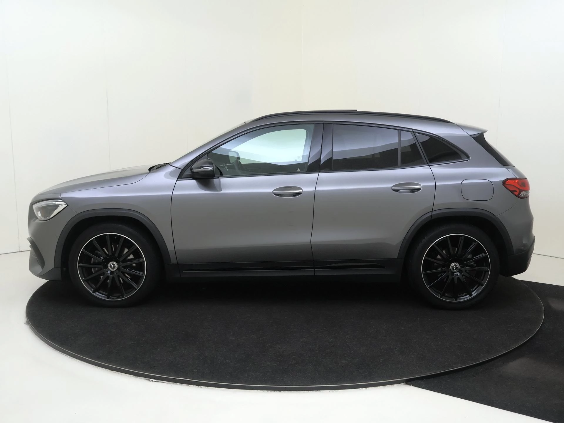 Mercedes-Benz-GLA-image-8