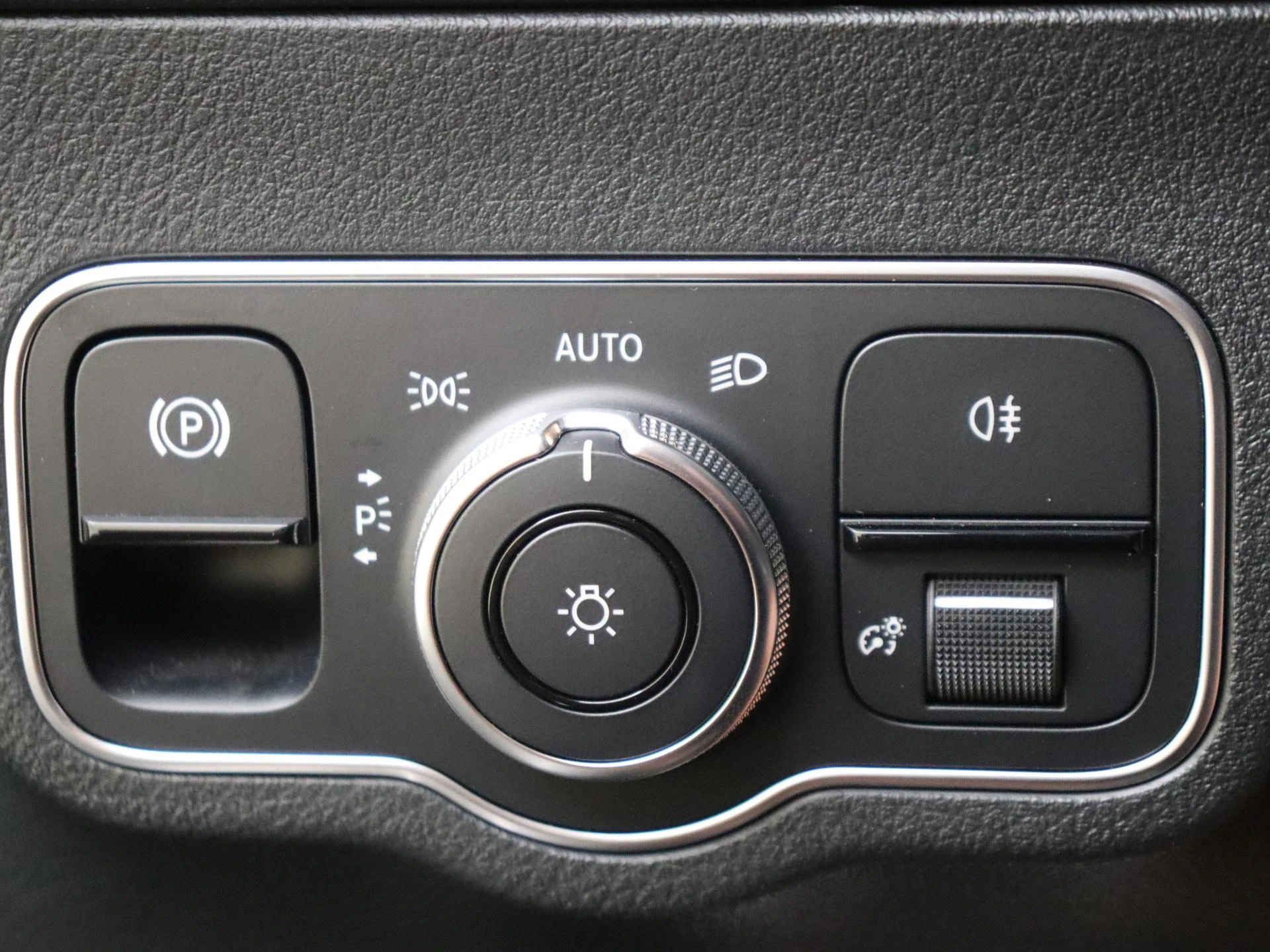 Mercedes-Benz-GLA-image-24