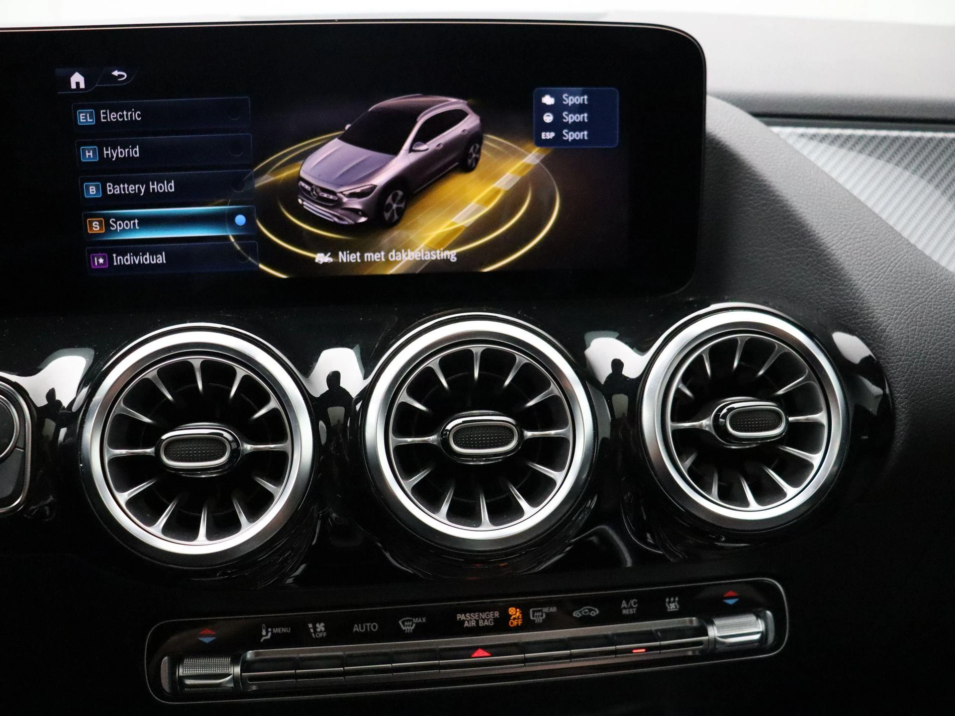Mercedes-Benz-GLA-image-22