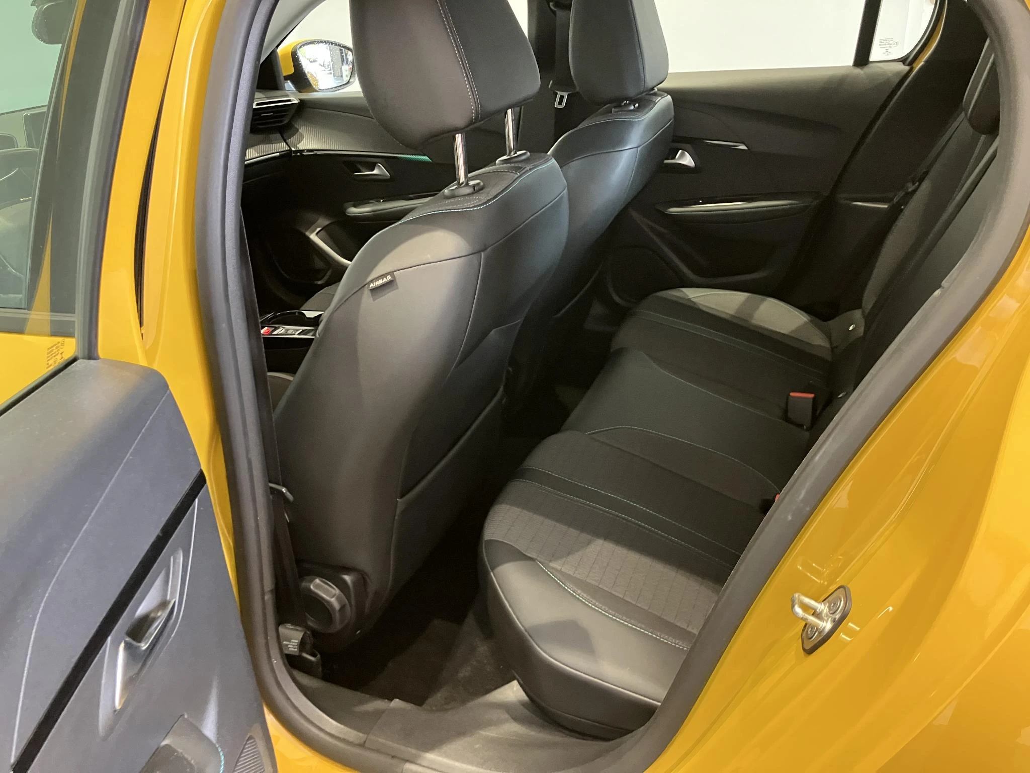 Peugeot-e-208-image-12