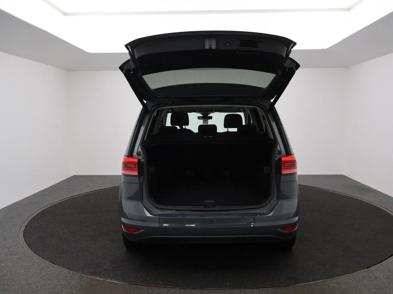 Volkswagen-Touran-image-27