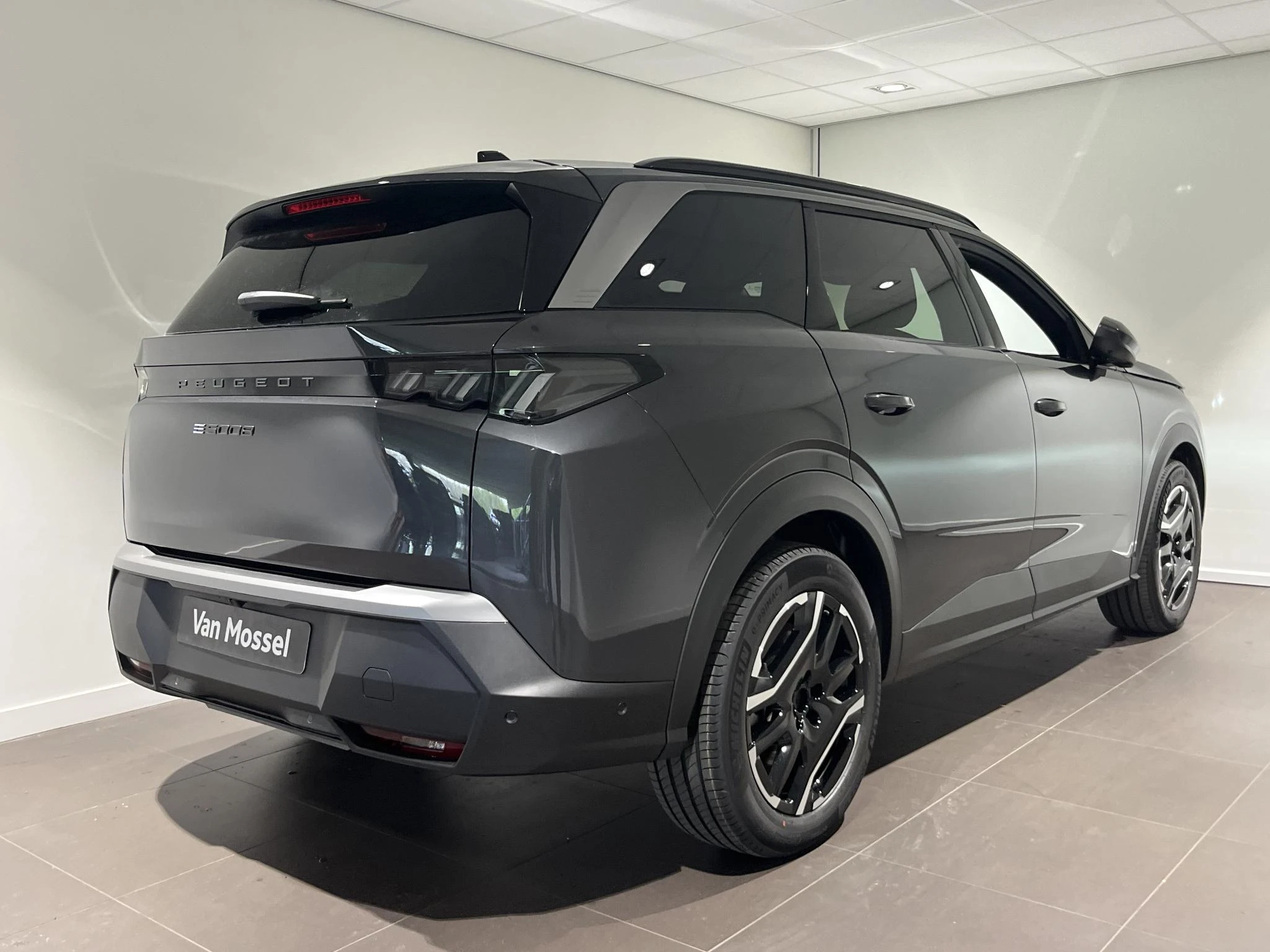 Peugeot-e-5008-image-1