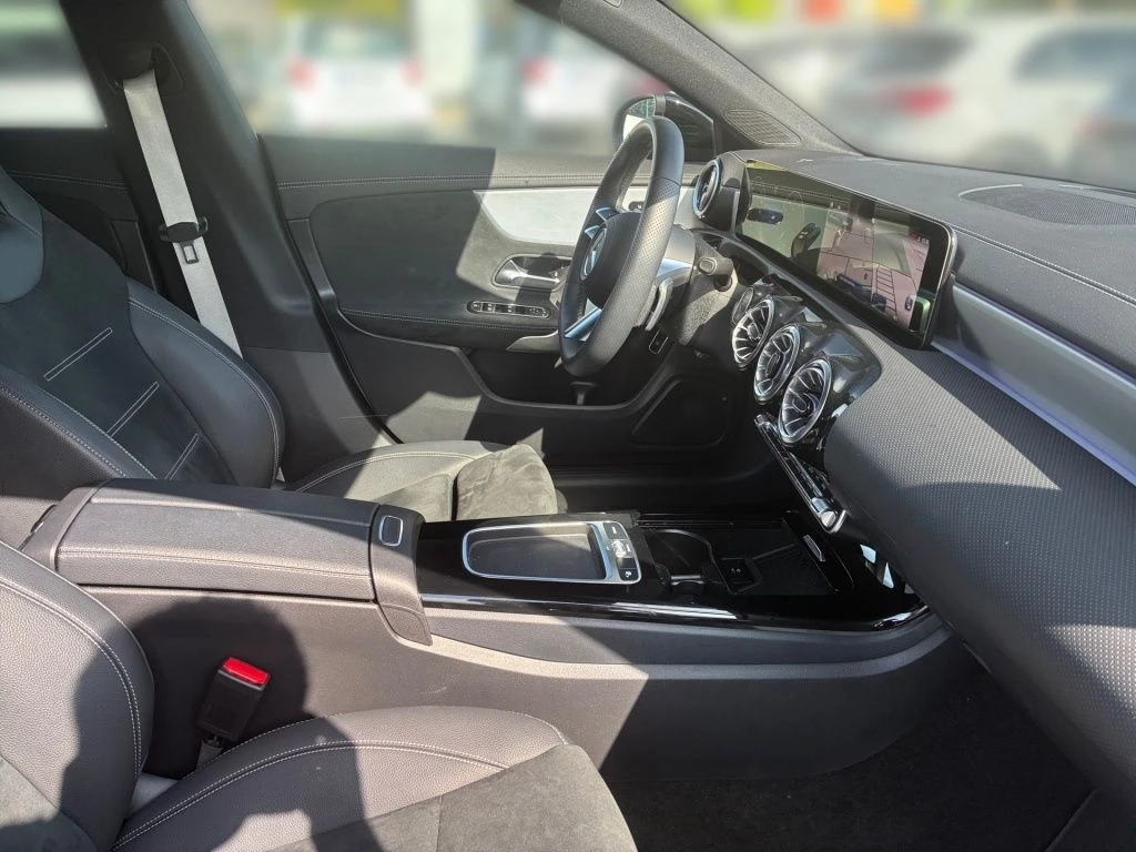 Mercedes-Benz-CLA 200-image-14