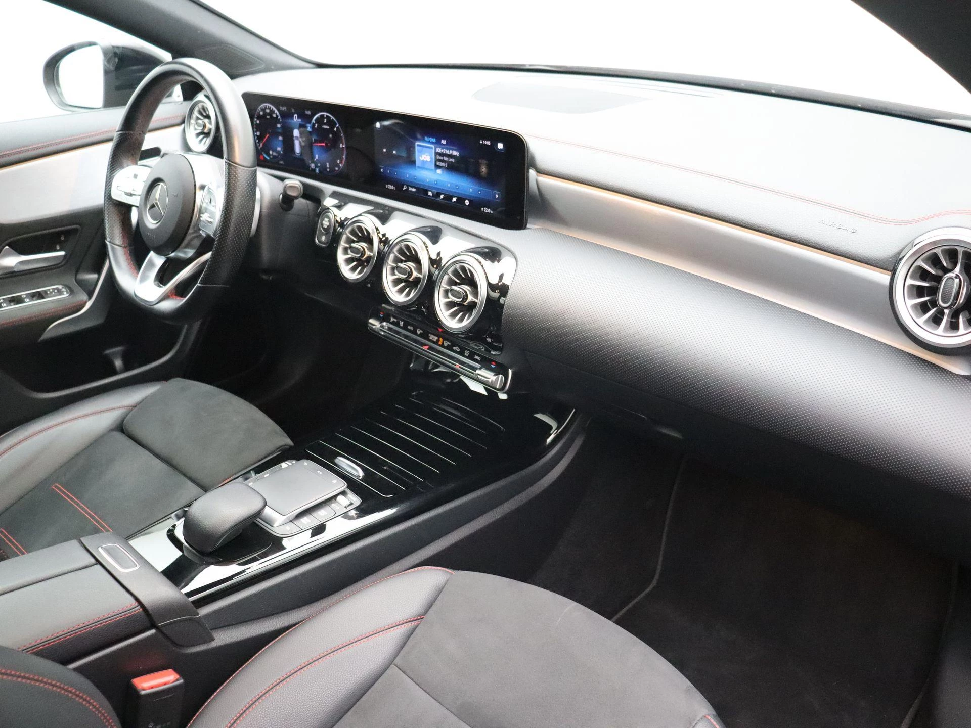 Mercedes-Benz CLA 200 d Shooting Brake + AMG LINE + PANO DAK + TREKHAAK +