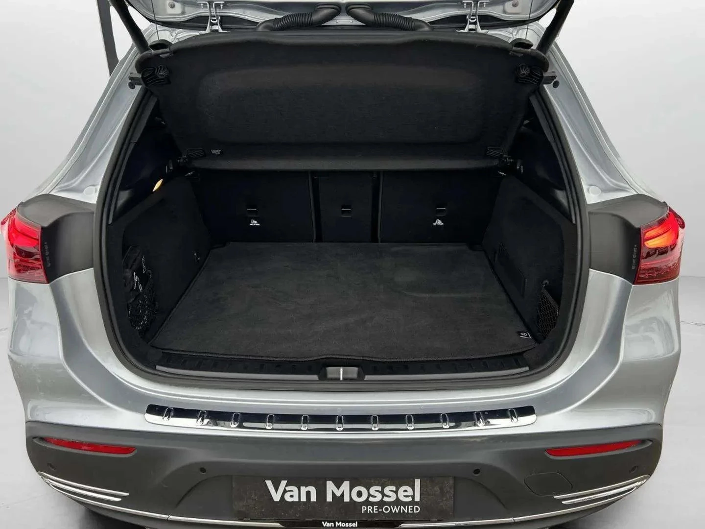 Mercedes-Benz-EQA-image-18