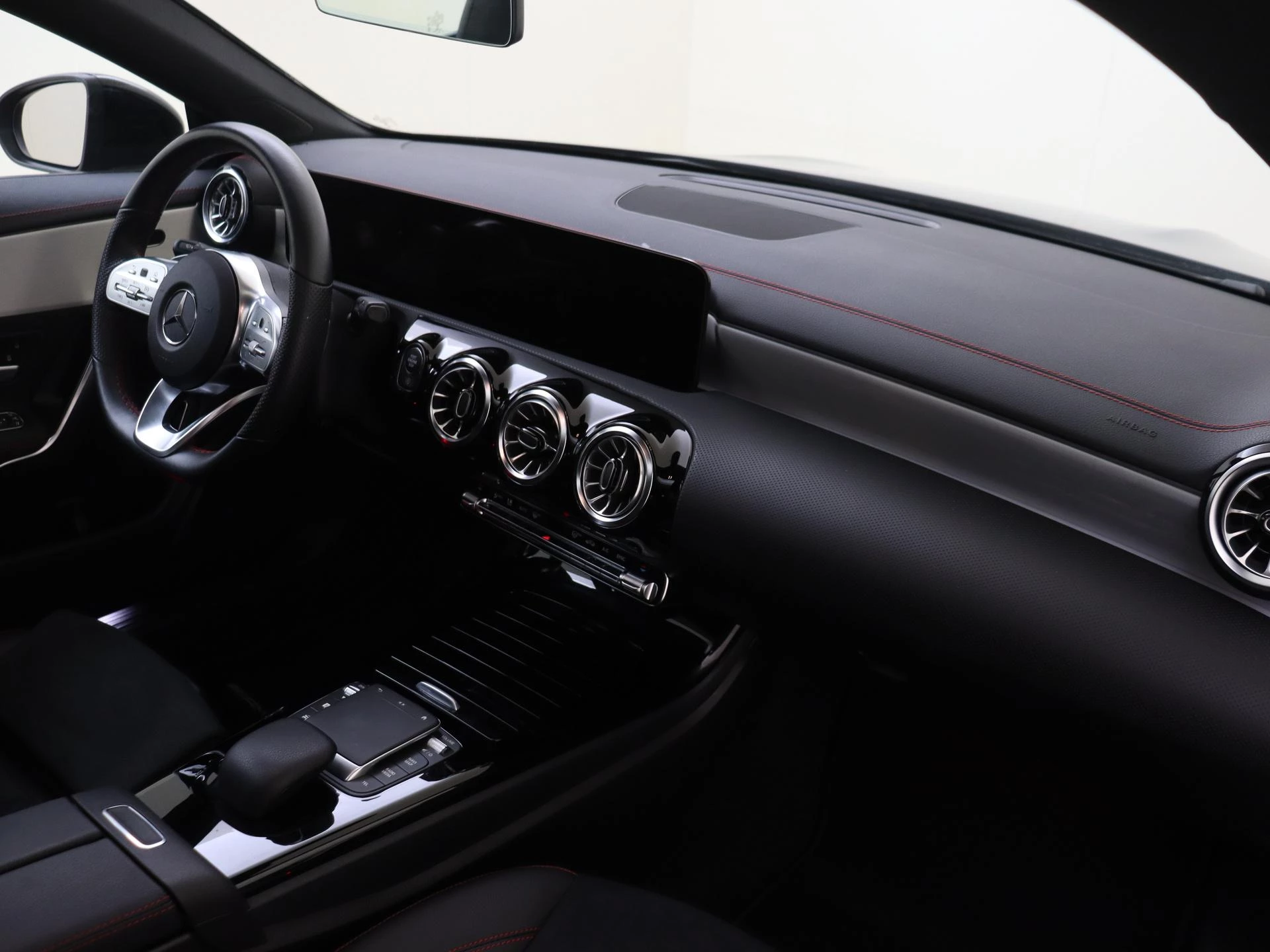 Mercedes-Benz-CLA-image-4
